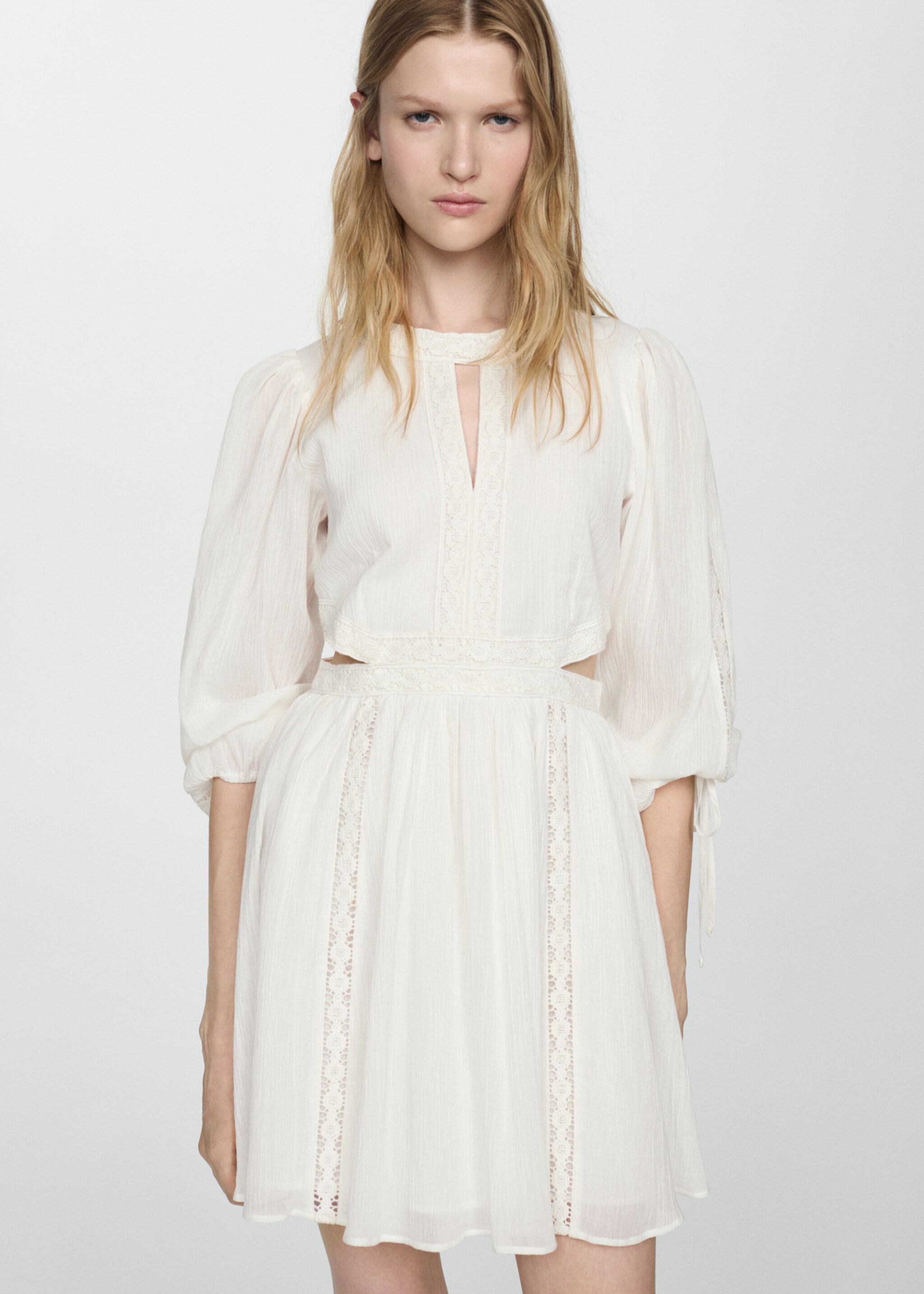 Cut-Out-Kleid mit Seidenspitze-Details - Mittlere Ansicht