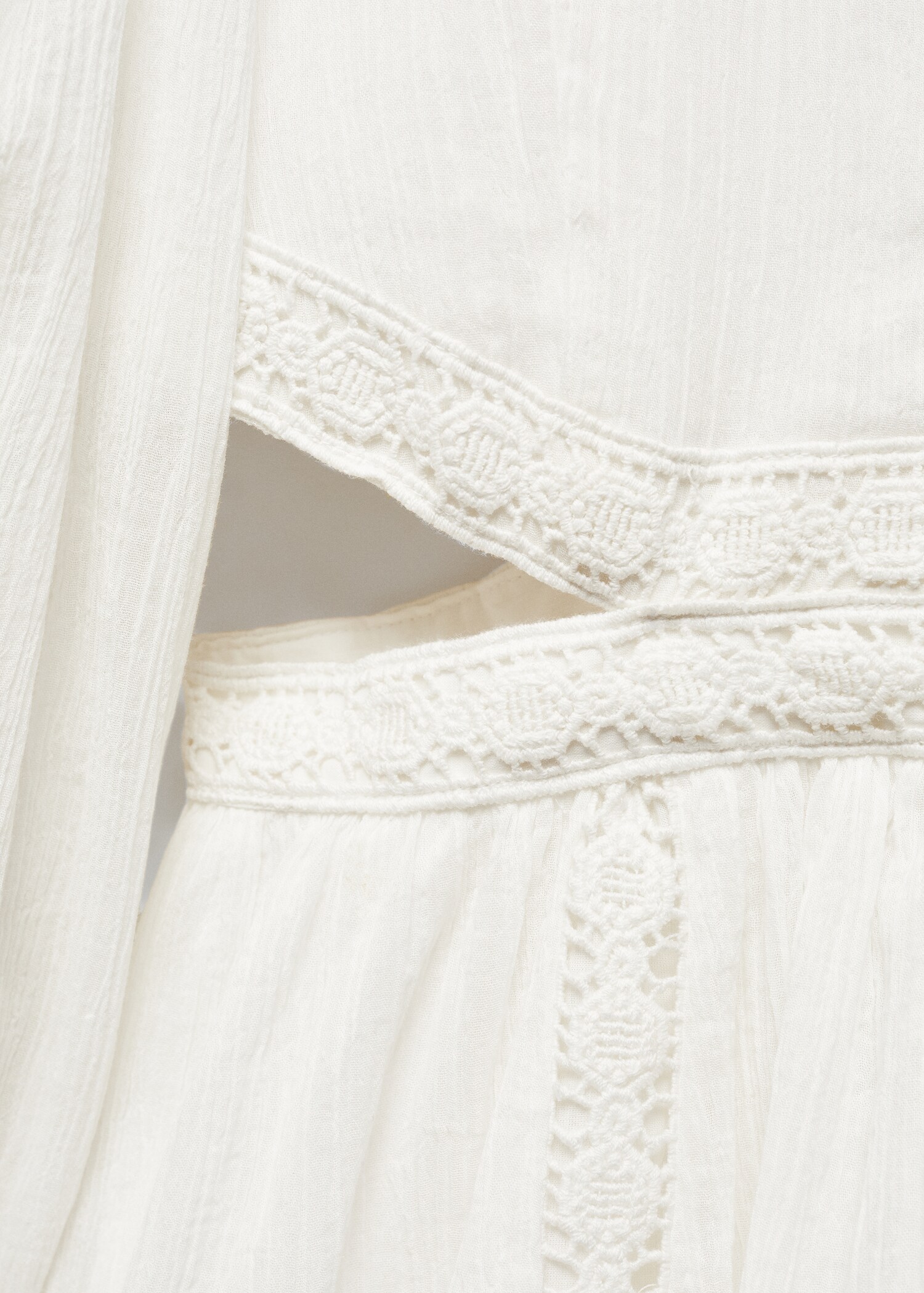 Slit dress with lace detail - Details of the article 8