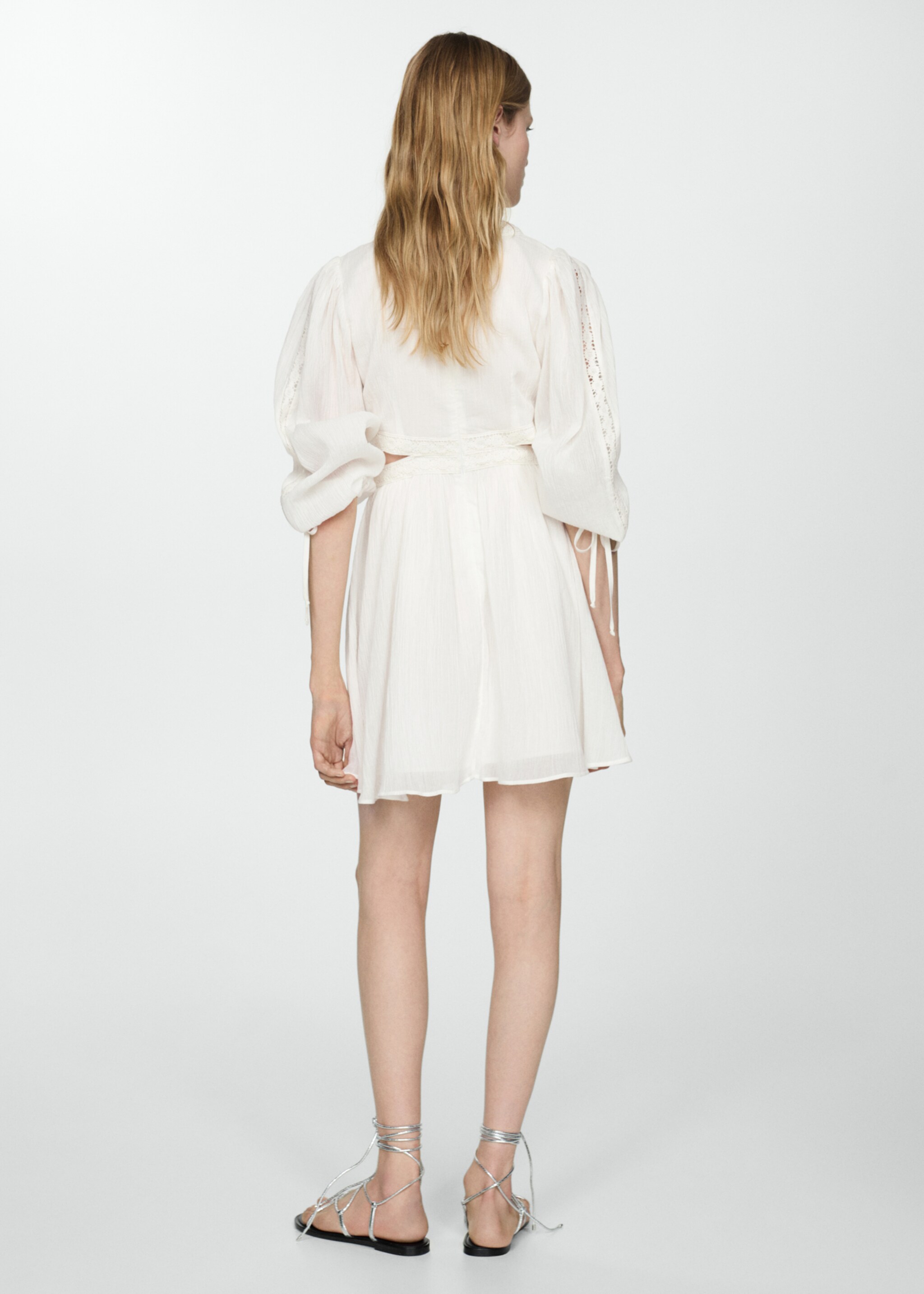Cut-Out-Kleid mit Seidenspitze-Details - Rückseite des Artikels