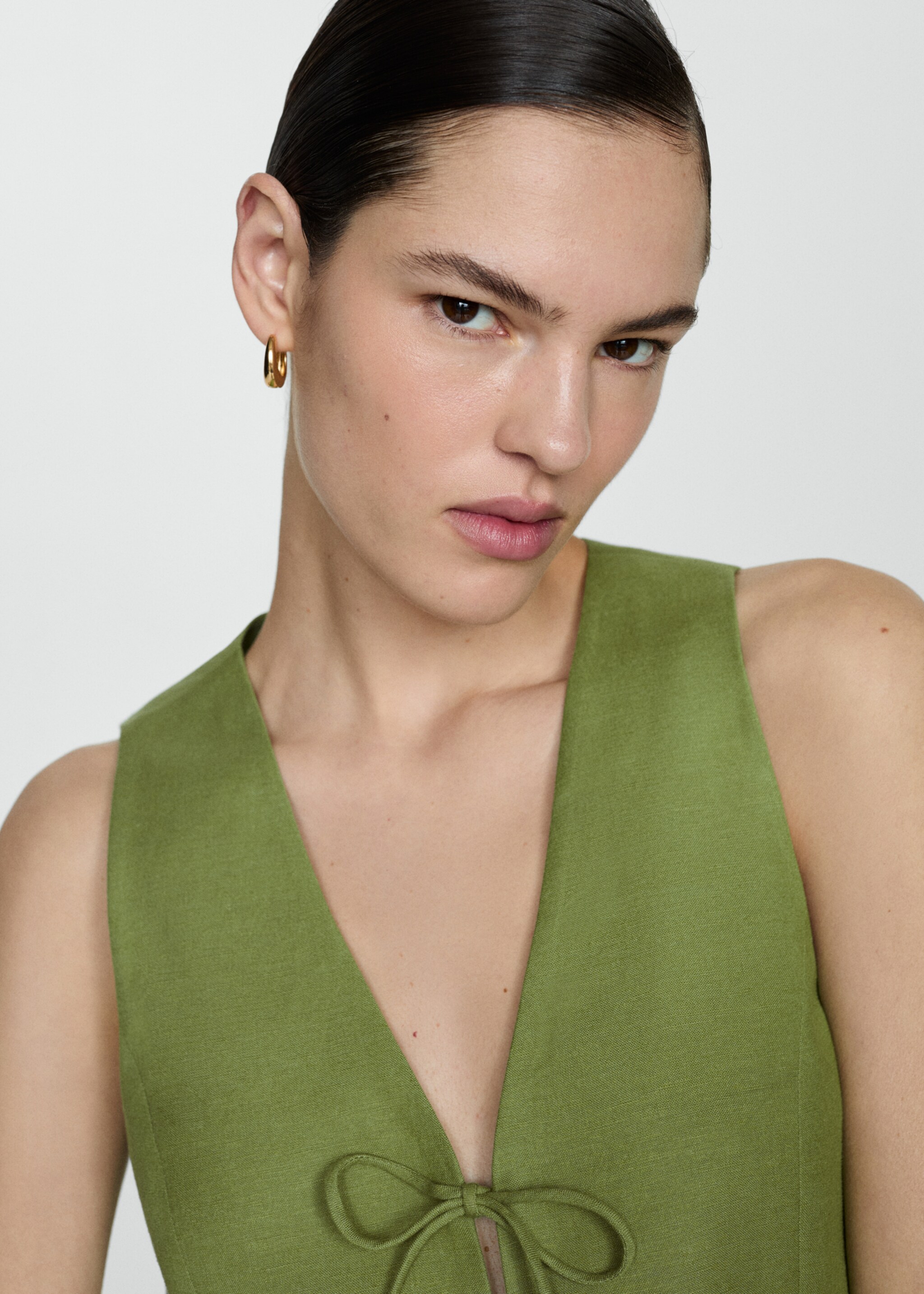 Gilet with tie closure - Details of the article 1