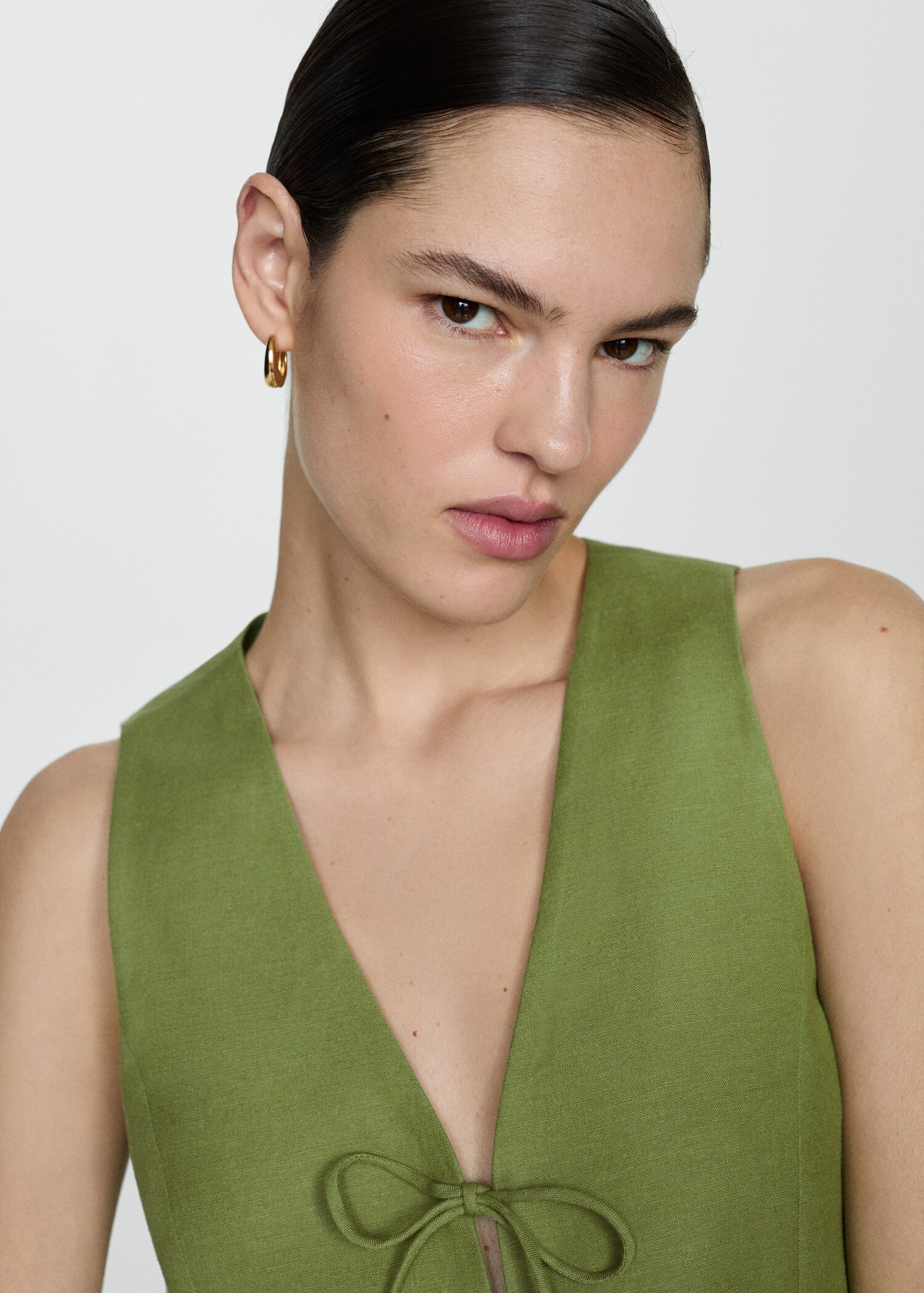 Gilet with tie closure - Details of the article 1