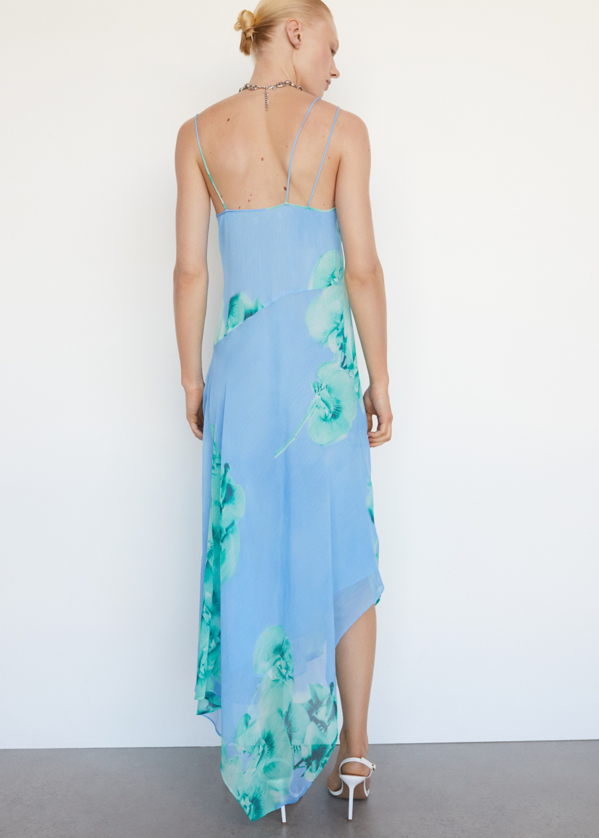 Asymmetrisches Kleid mit Blumenmuster - Detail des Artikels 7