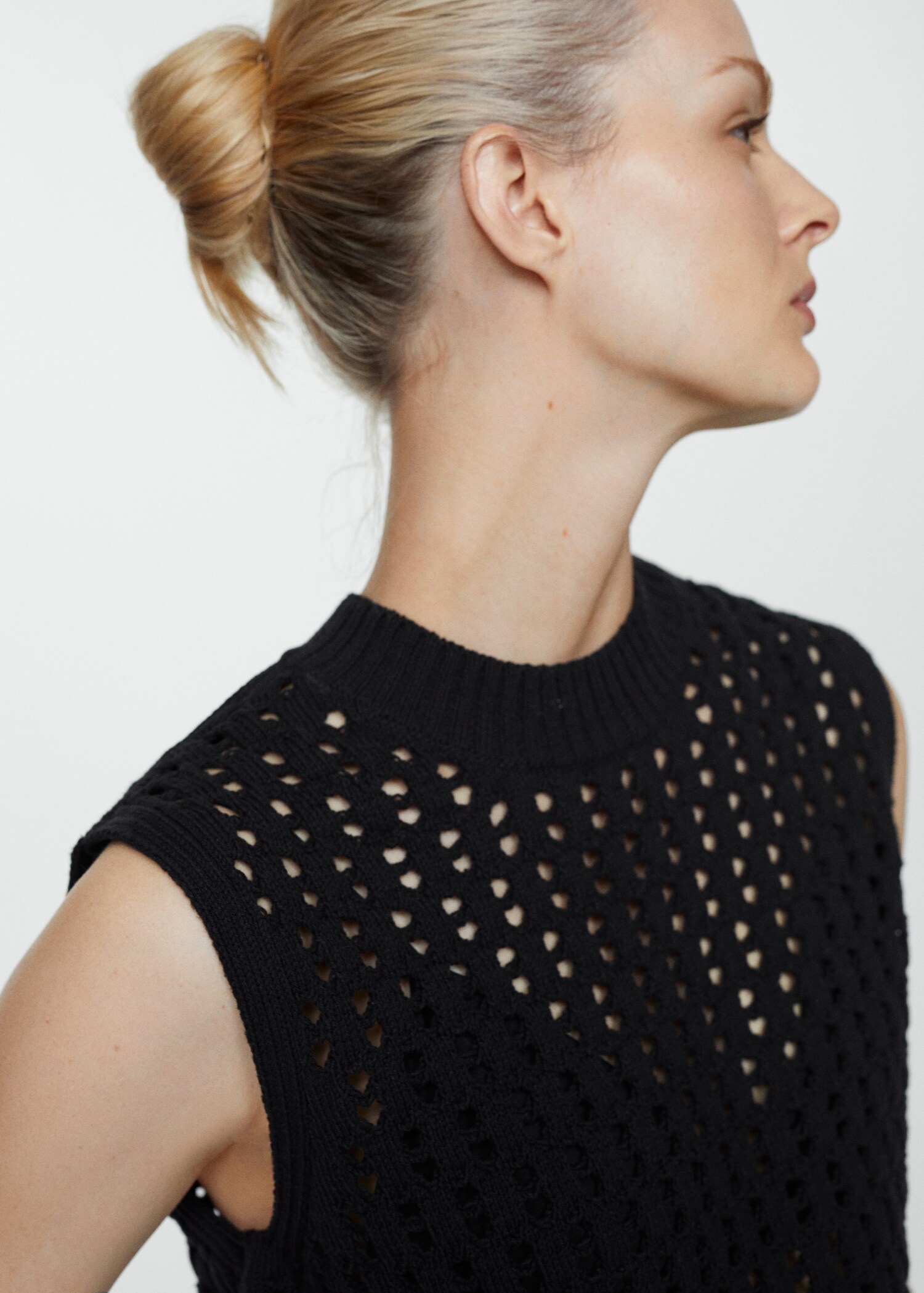 Stricktop mit Lochmusterdetails - Rückseite des Artikels
