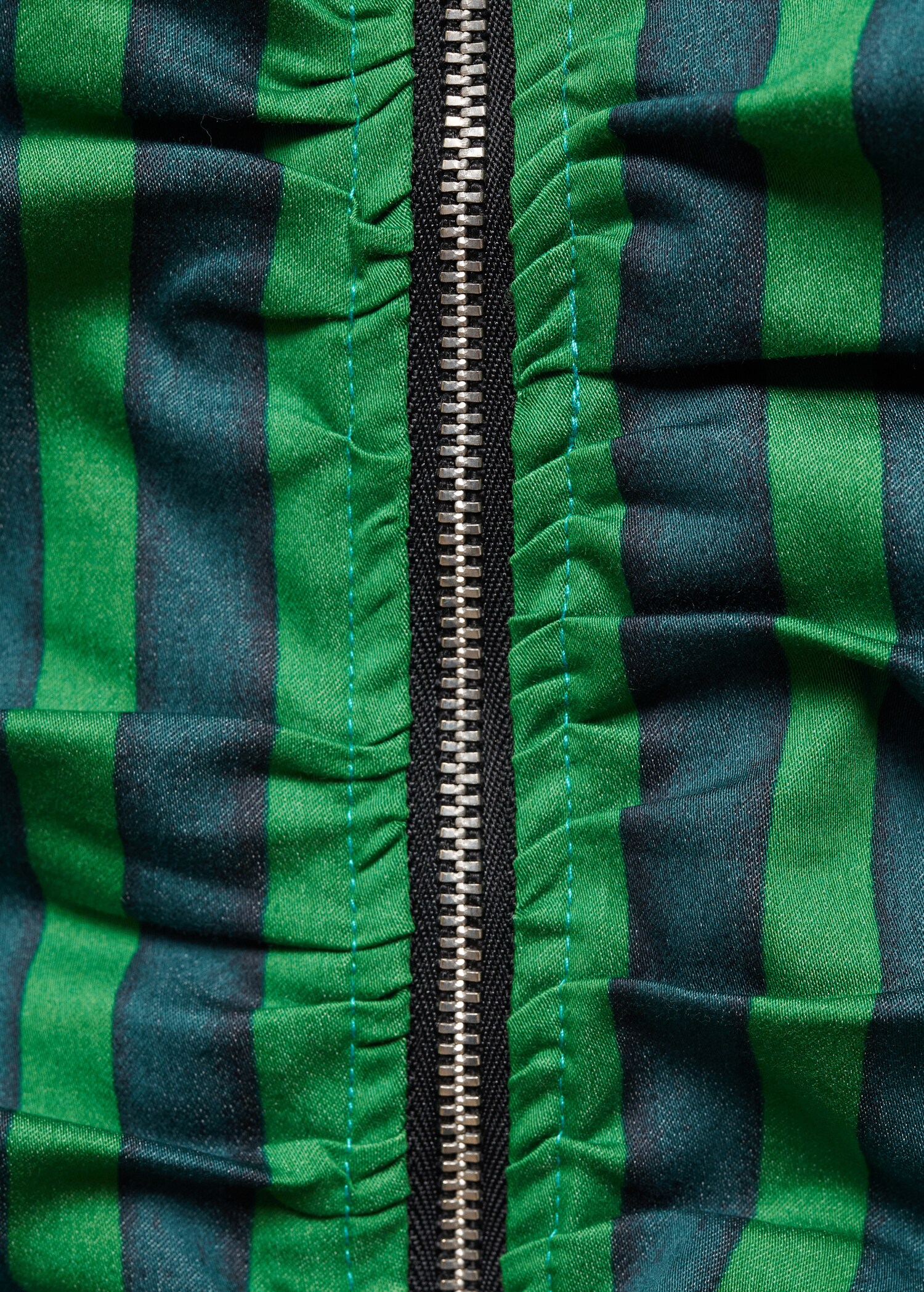 Gemustertes Kleid mit Reißverschluss - Detail des Artikels 8