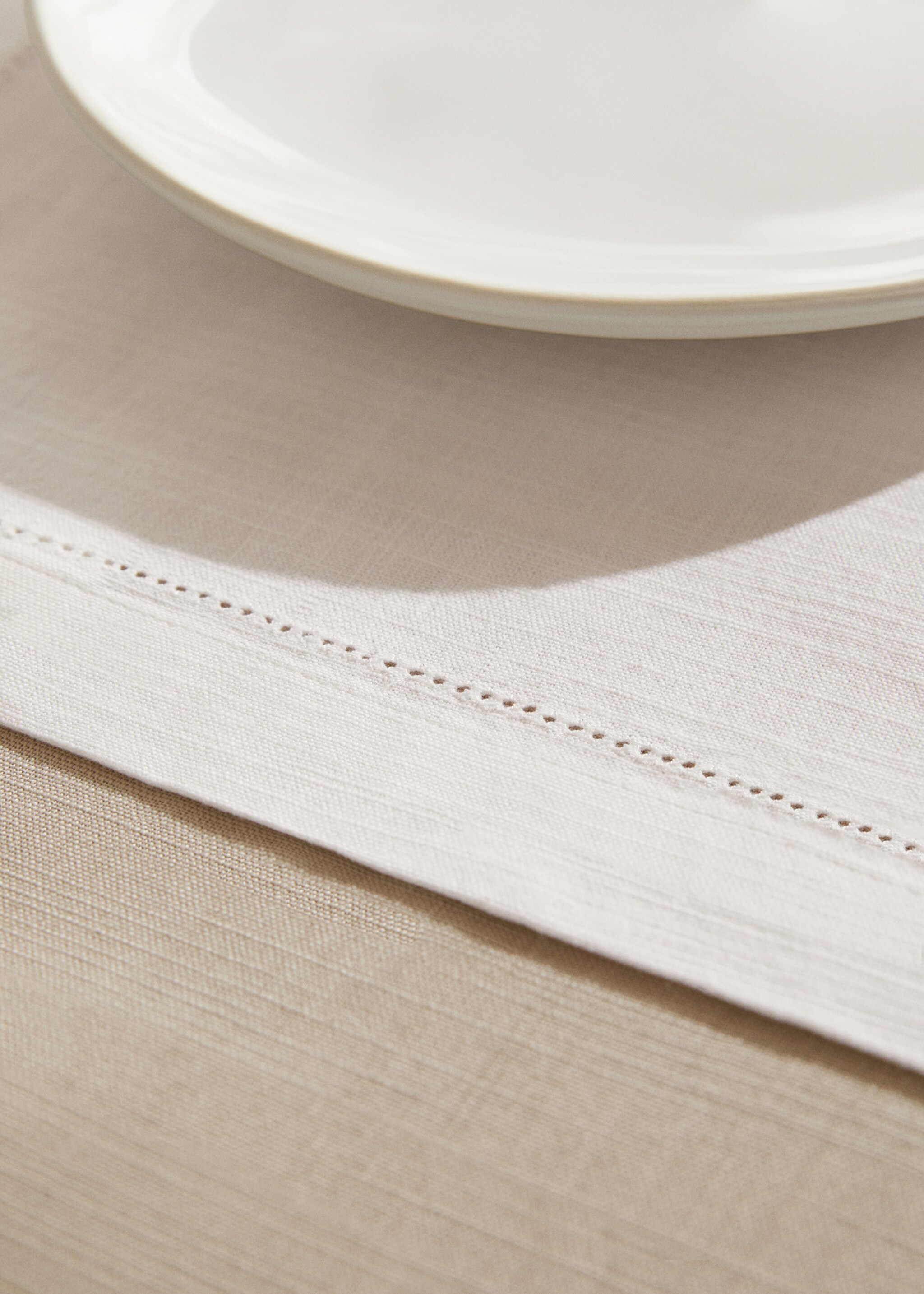 100% cotton hemstitch placemat - Details of the article 7, Off White. Ref: 67067914-00.