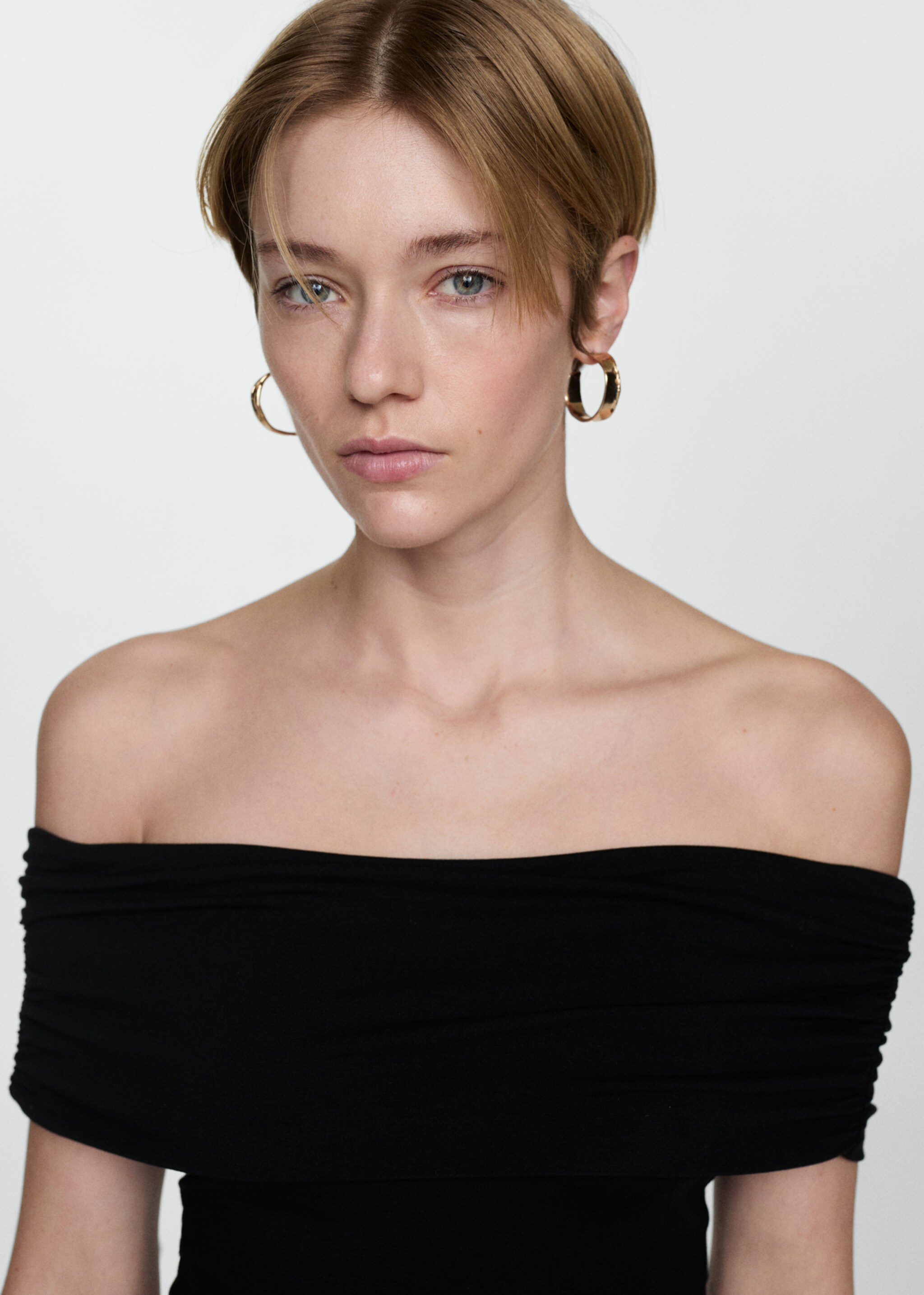 Short off-the-shoulder dress - Details of the article 1, Black. Ref: 67067929-00.