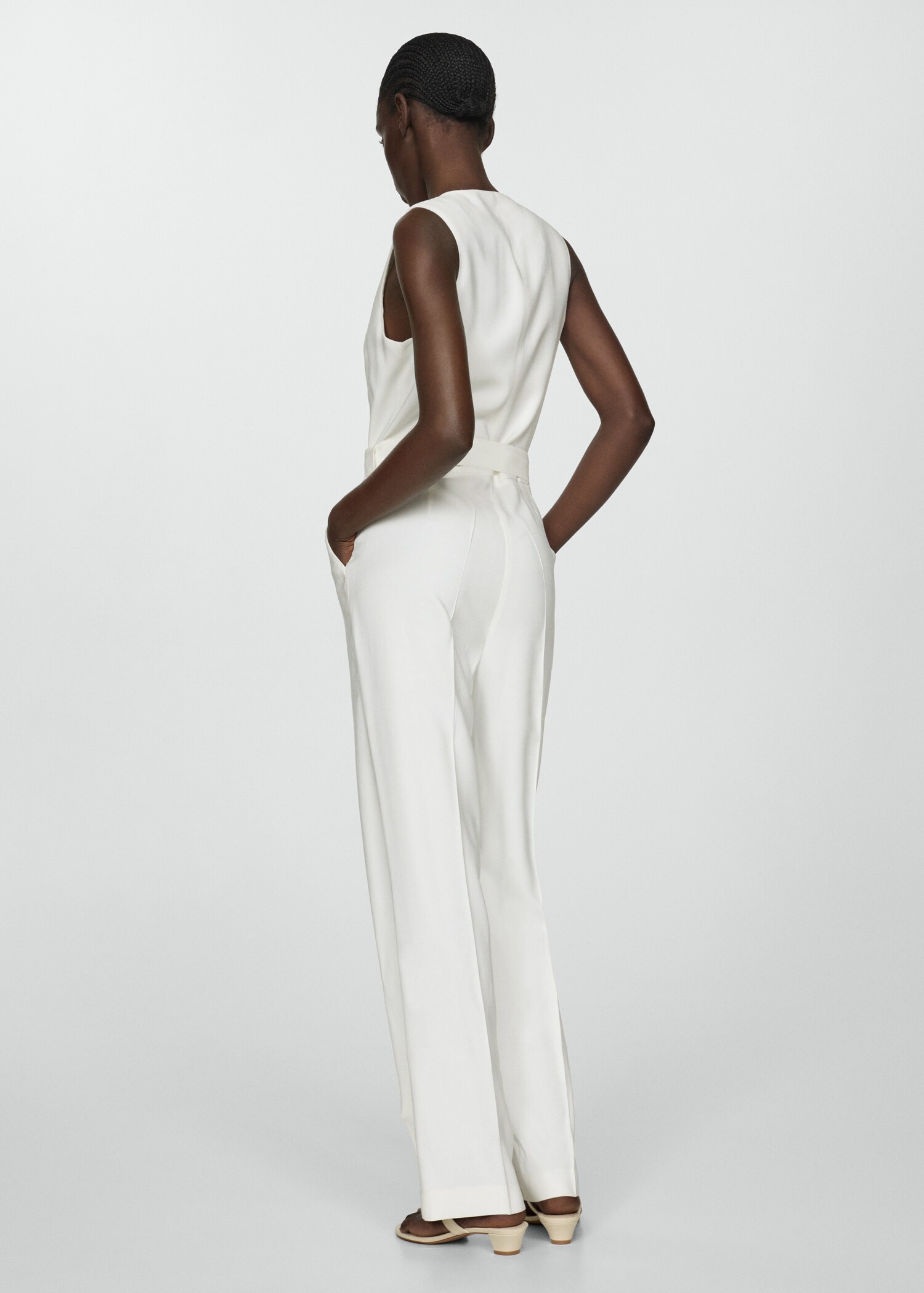 Langer Jumpsuit mit Gürtel - Rückseite des Artikels