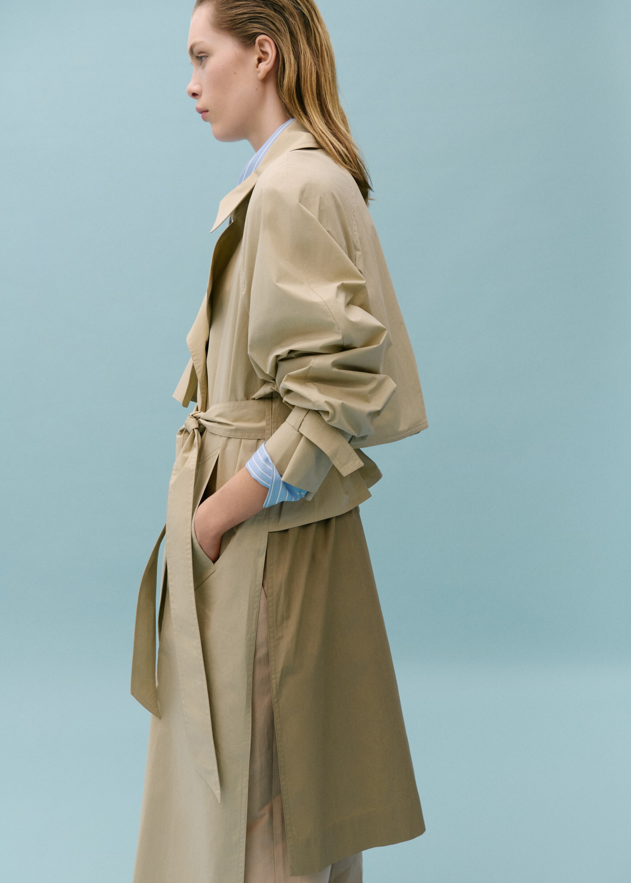 Langer Trenchcoat aus 100 % Baumwolle - Mittlere Ansicht