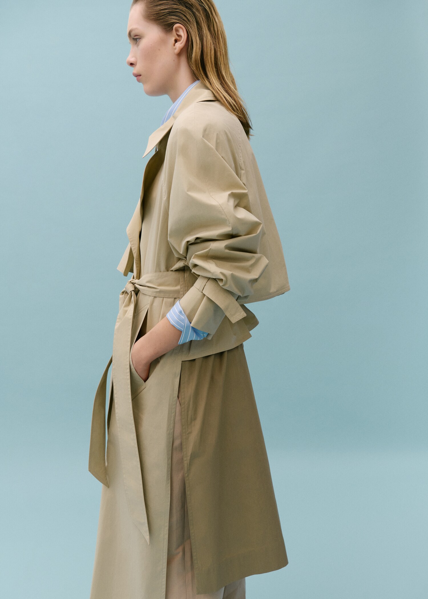 Langer Trenchcoat aus 100 % Baumwolle - Mittlere Ansicht