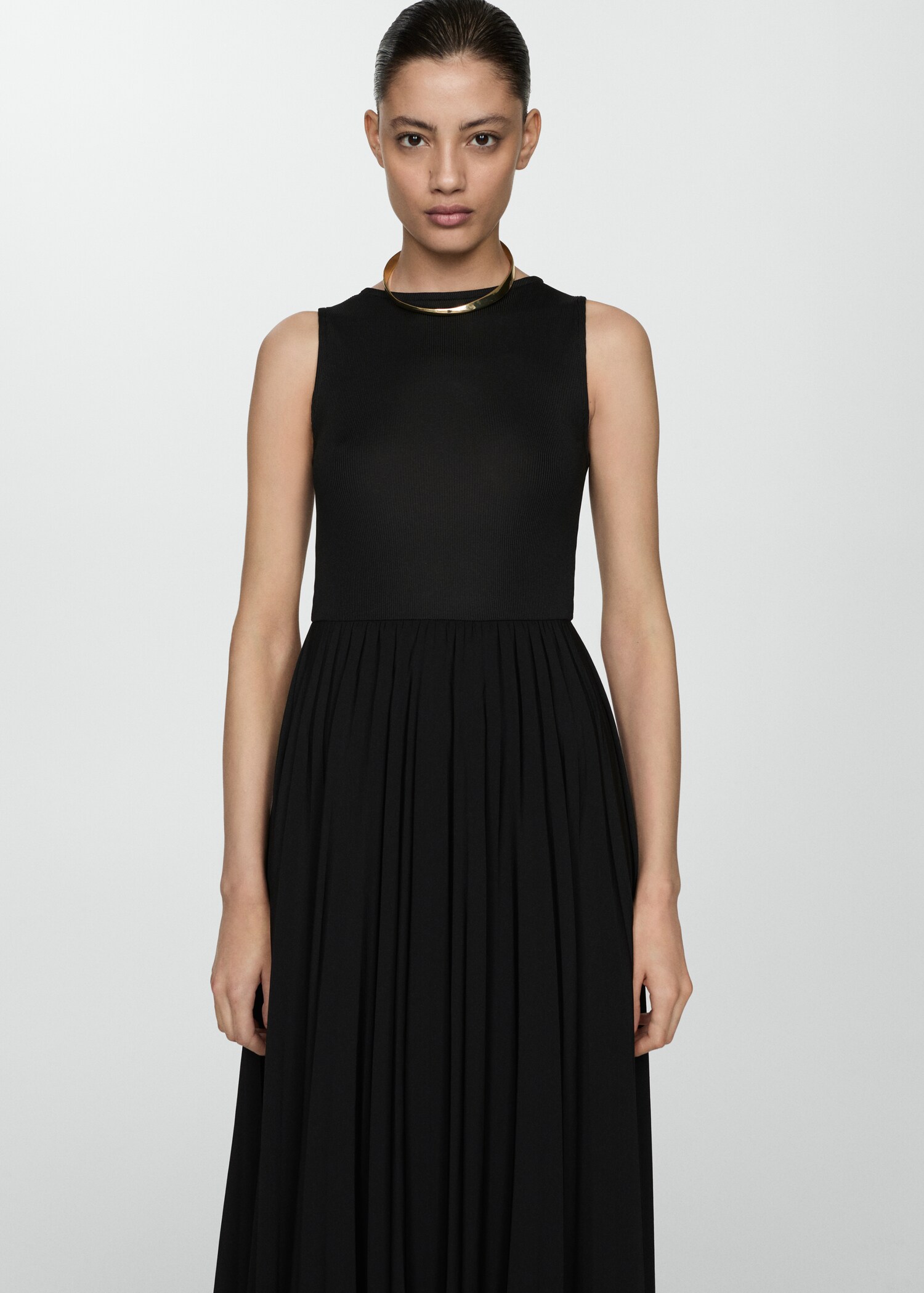Kleid mit plissiertem Saum - Mittlere Ansicht