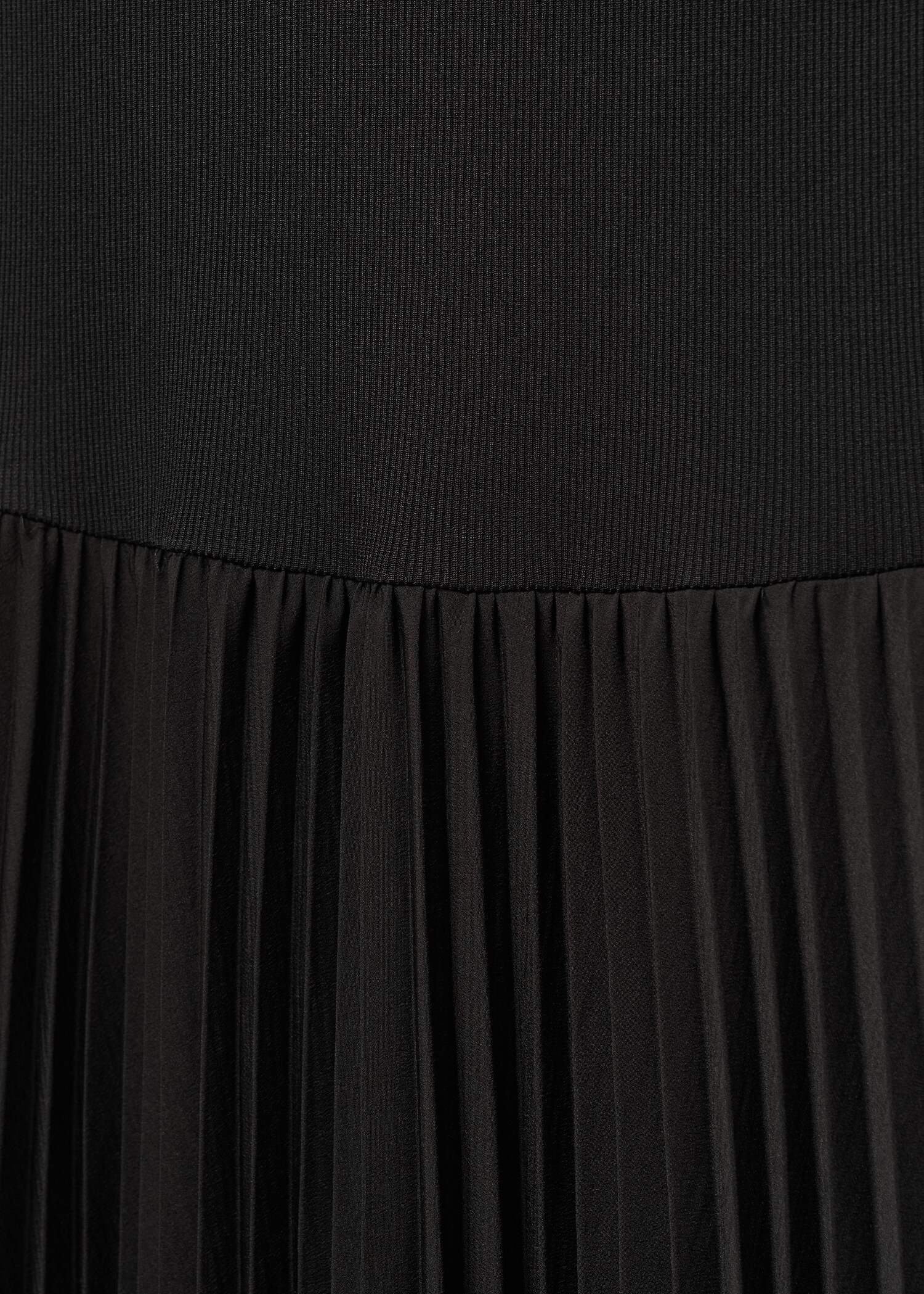 Kleid mit plissiertem Saum - Detail des Artikels 8