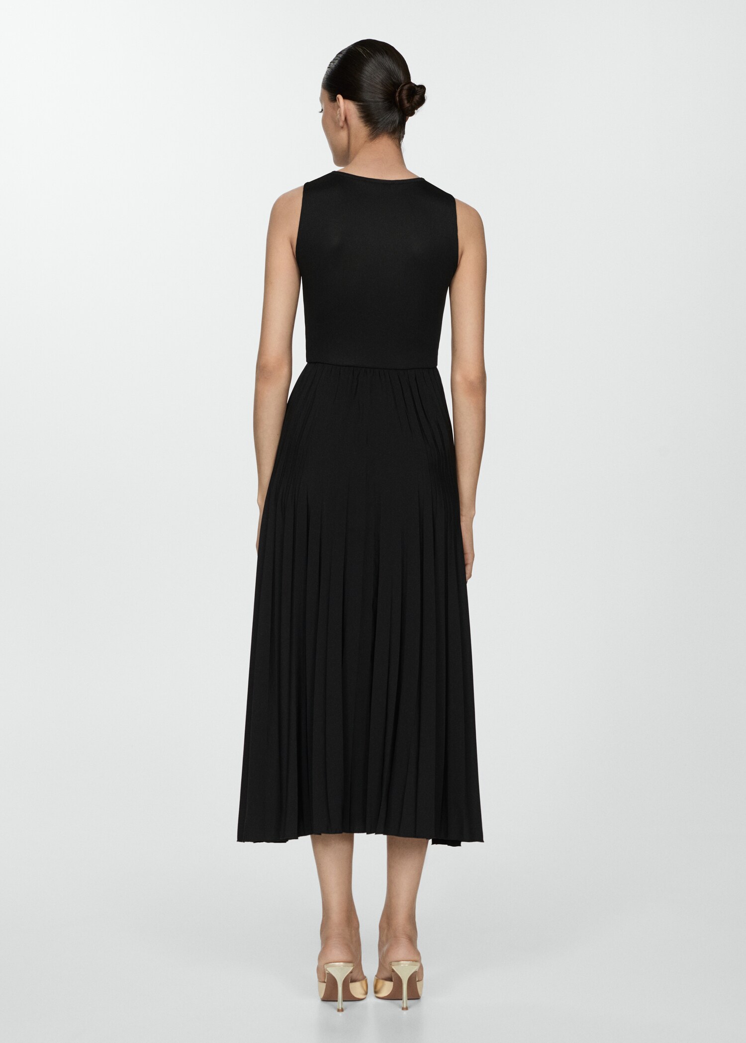 Kleid mit plissiertem Saum - Rückseite des Artikels