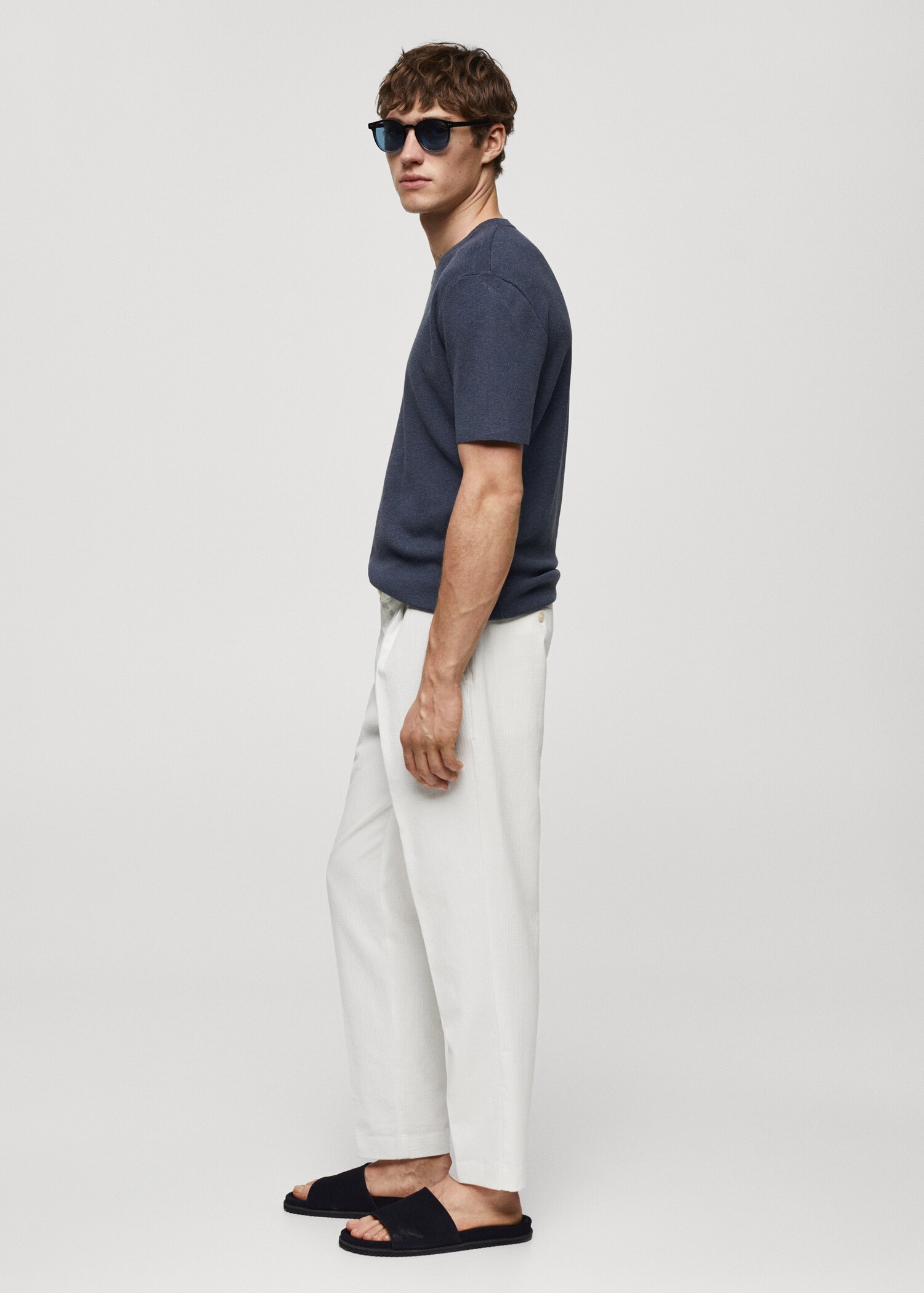 Slim-fit trousers with pleated texture - Details of the article 2