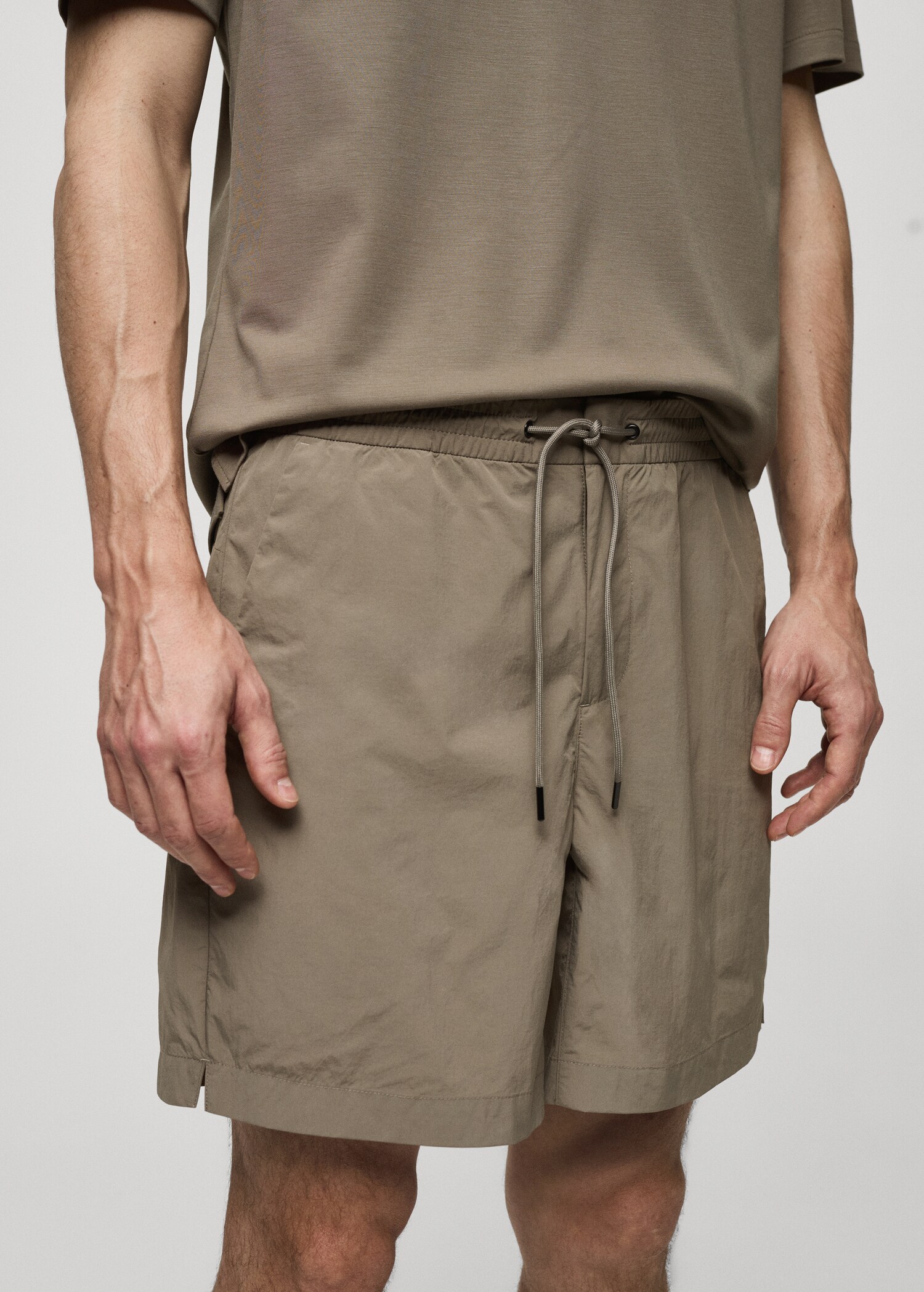 Water-repellent bermuda shorts with drawstring - Details of the article 1