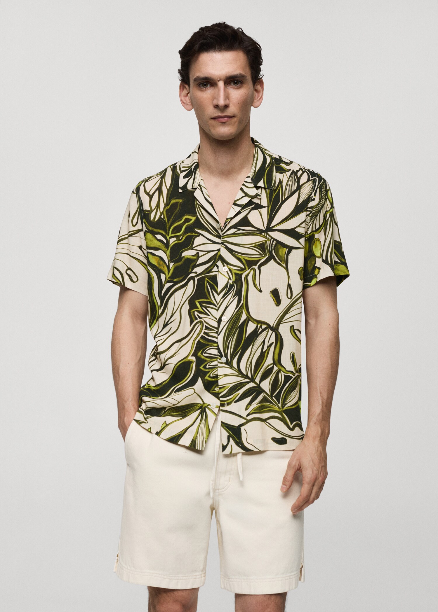 Cămașă fluidă cu imprimeu hawaiian - Plan mediu