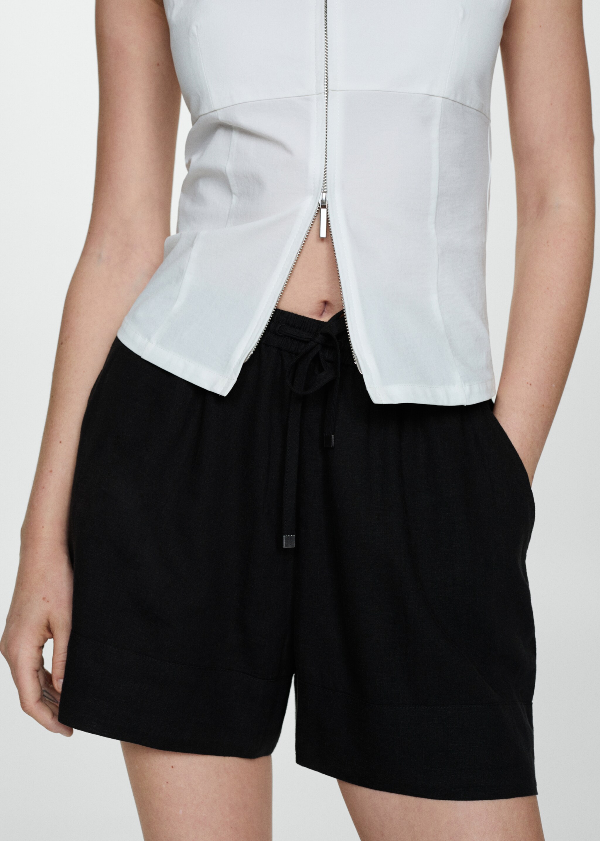 Fließende Shorts mit Schleife - Mittlere Ansicht