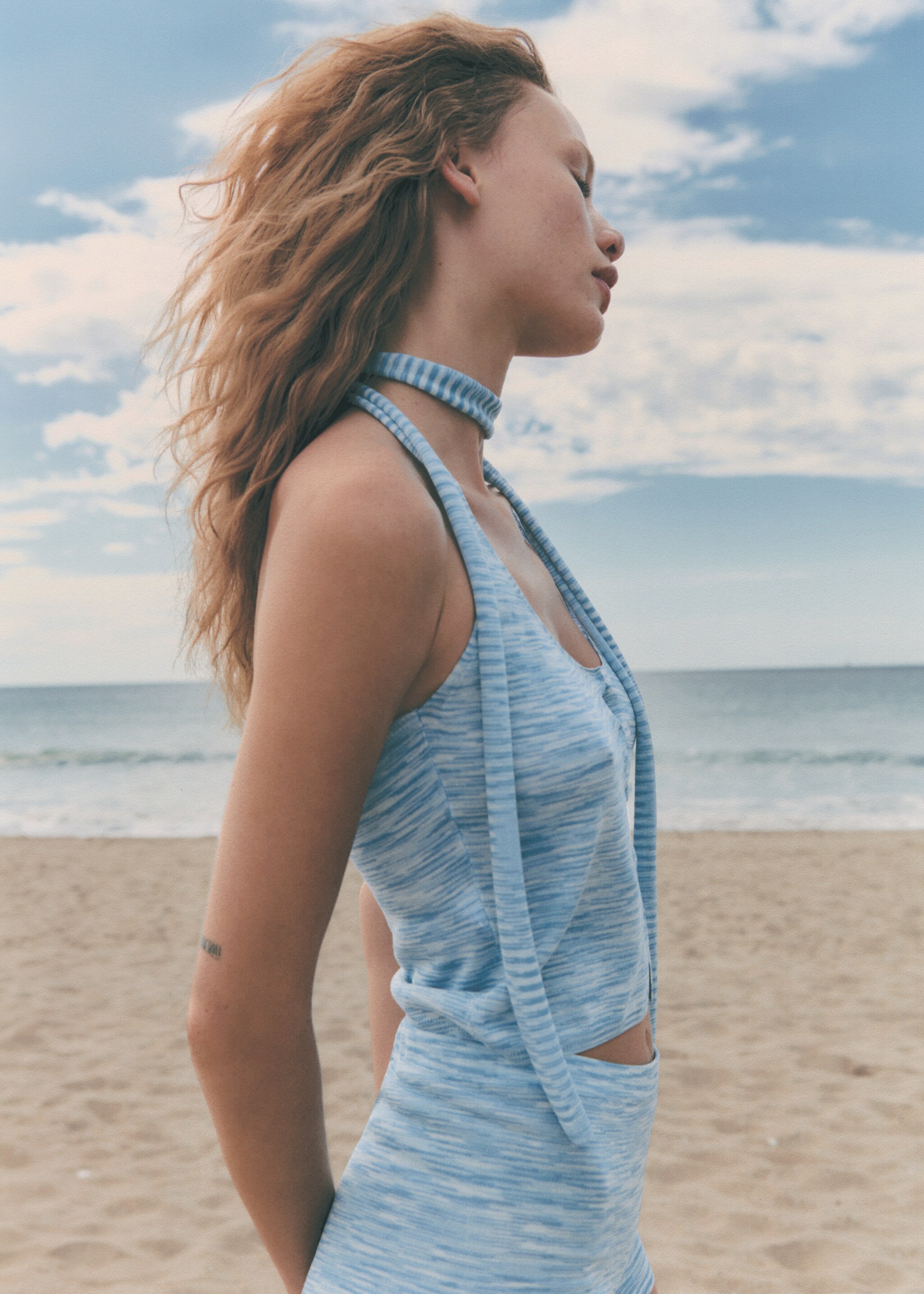 Halter-neck top with buttons - Details of the article 6, Sky Blue. Ref: 67069604-00.