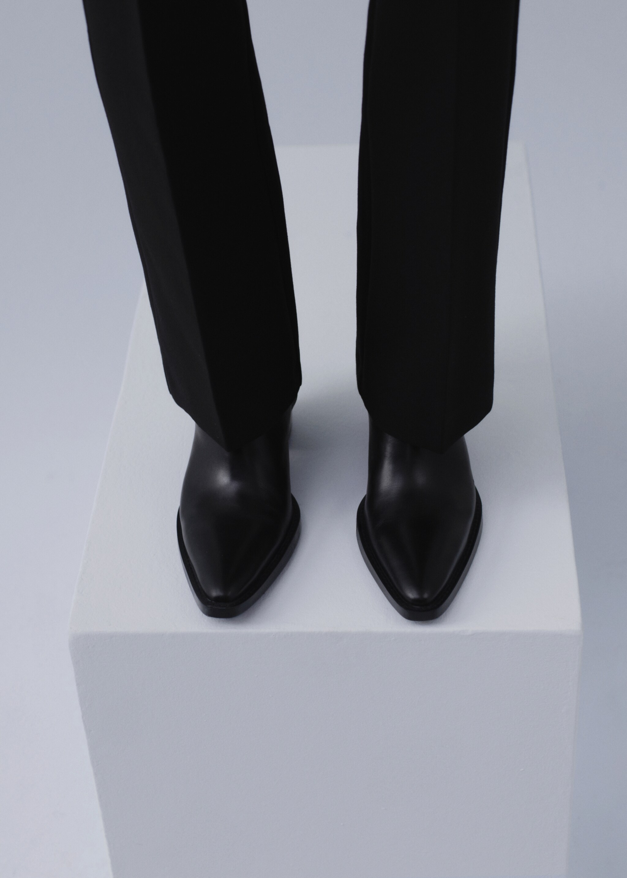 Leather pointed ankle boots - Details of the article 9