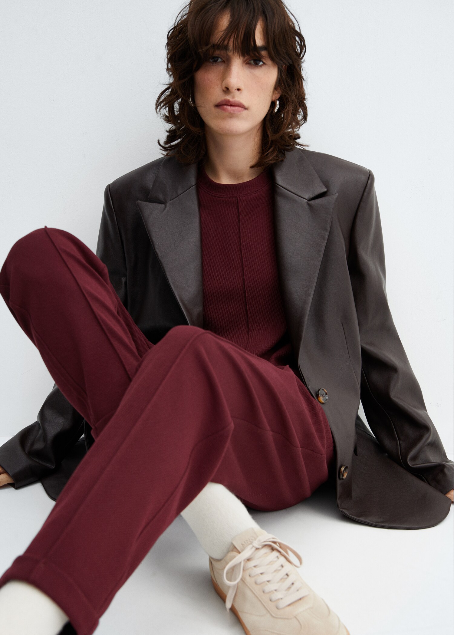 Jogger trousers with seam detail - Details of the article 2