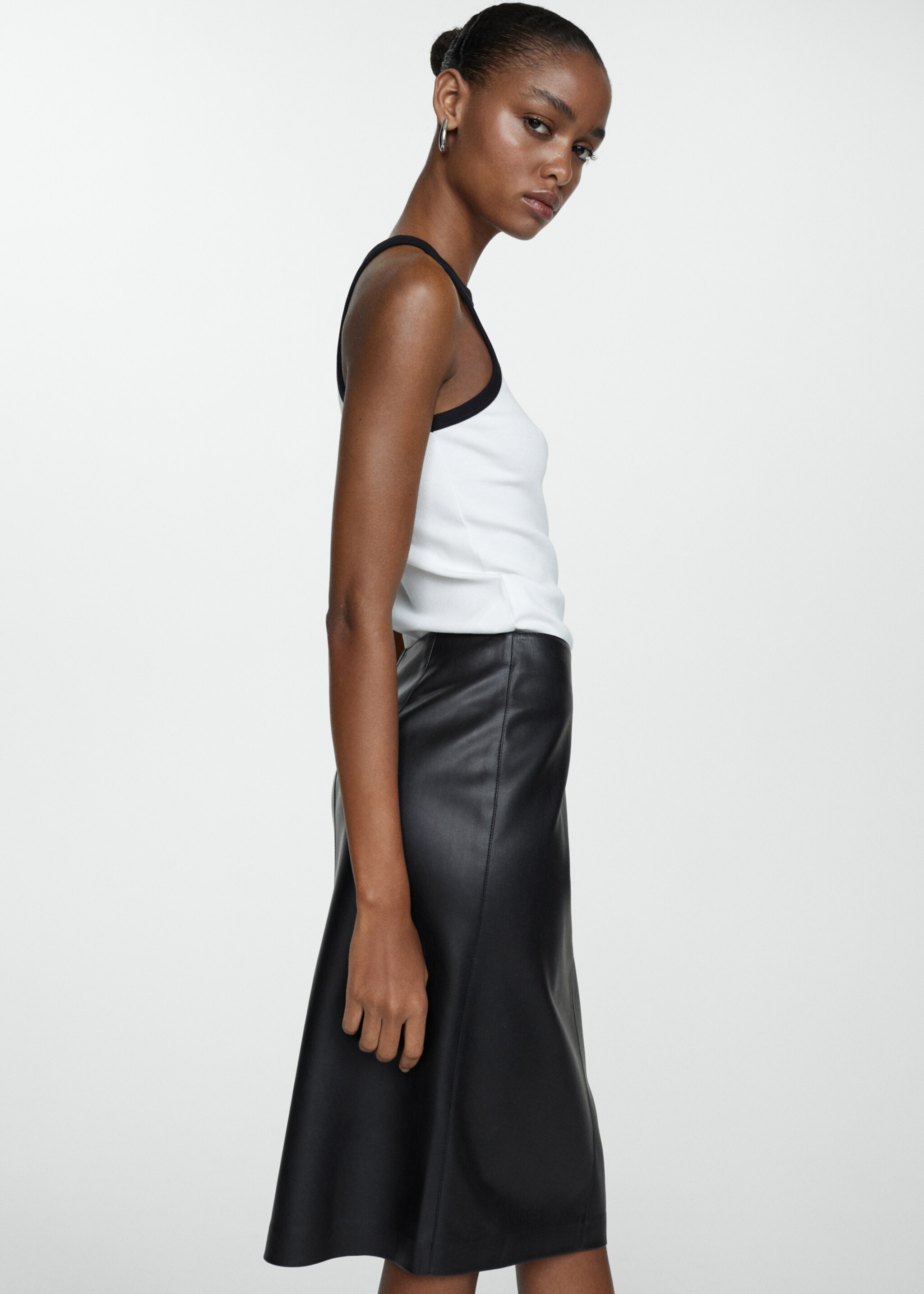 Leather-effect pencil skirt - Details of the article 2, Black. Ref: 67070463-00.