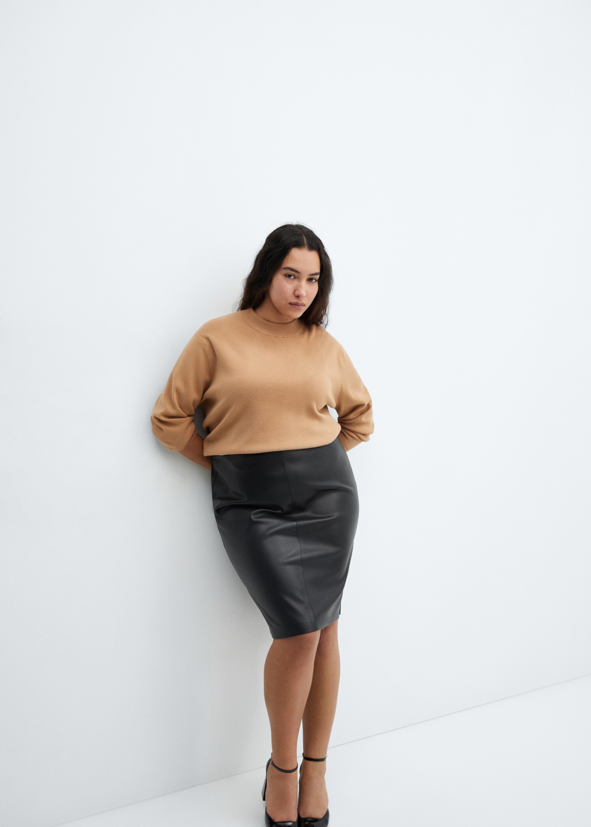 Leather-effect pencil skirt - Details of the article 4, Black. Ref: 67070463-00.
