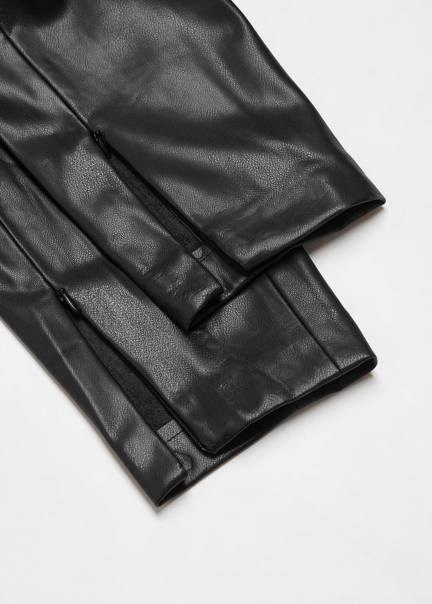 Leather-effect leggings with split hems - Details of the article 8