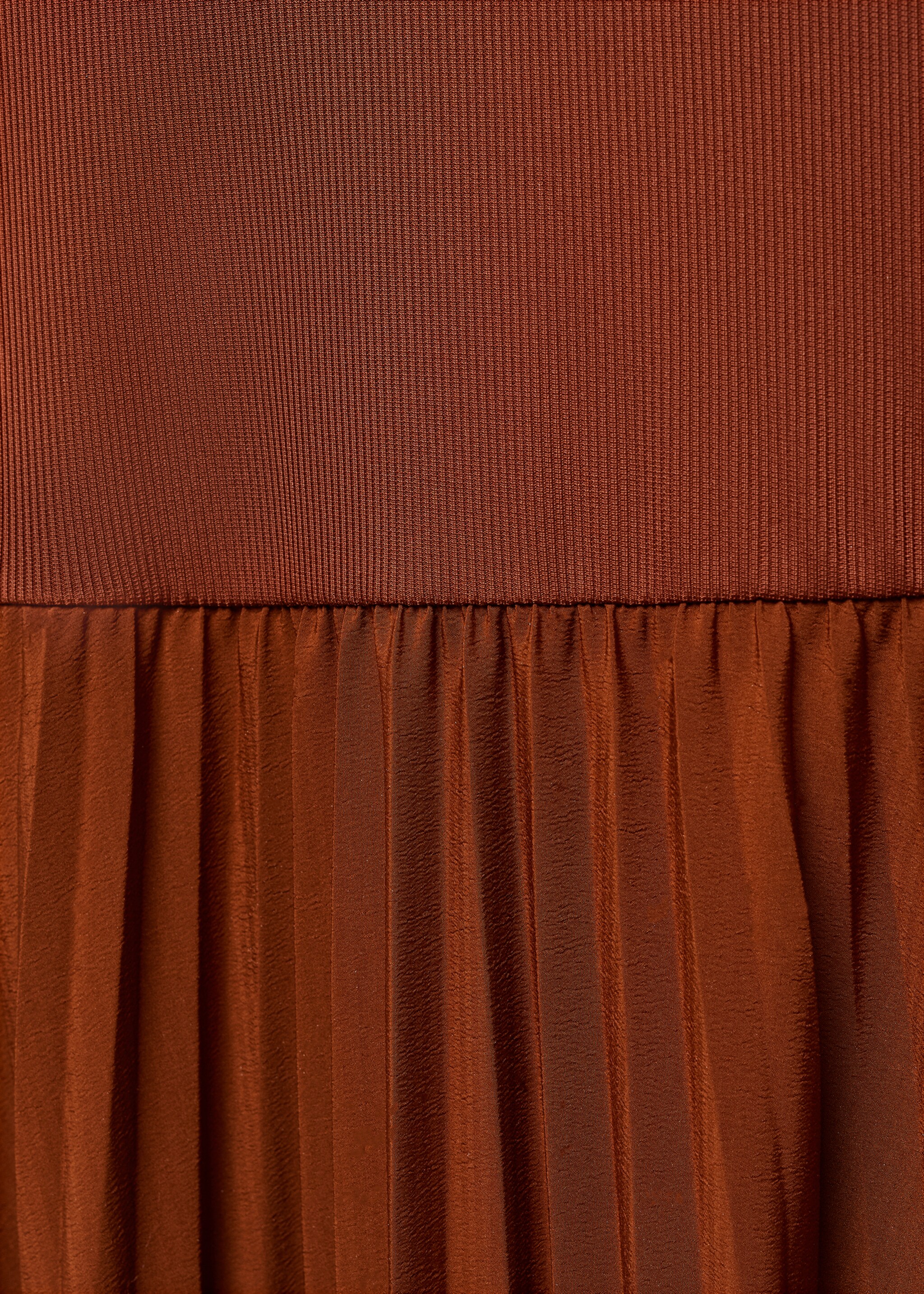 Klänning med plisserad nederdel - Detaljer om artikeln 8