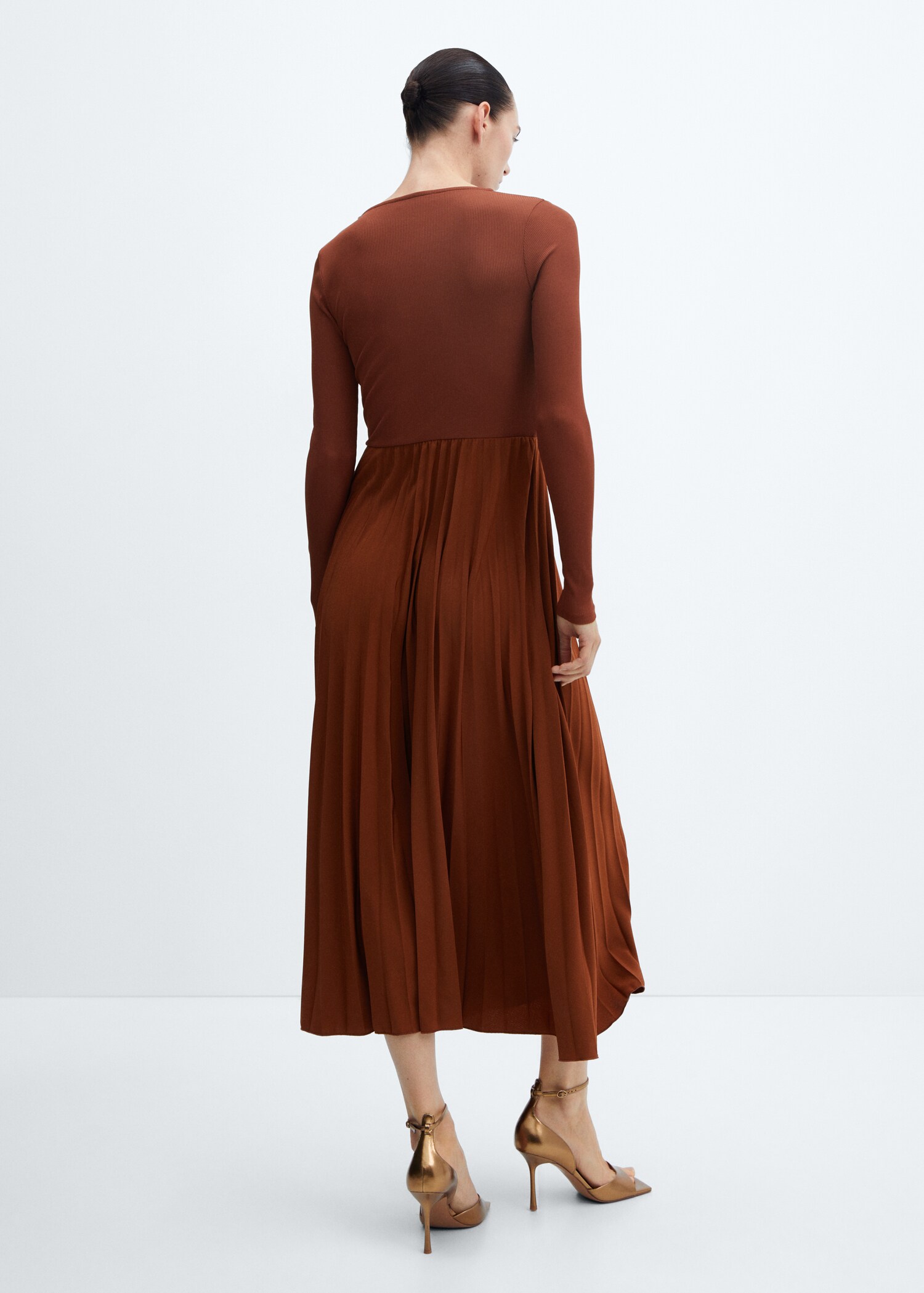 Pleated hem dress - Reverse of the article