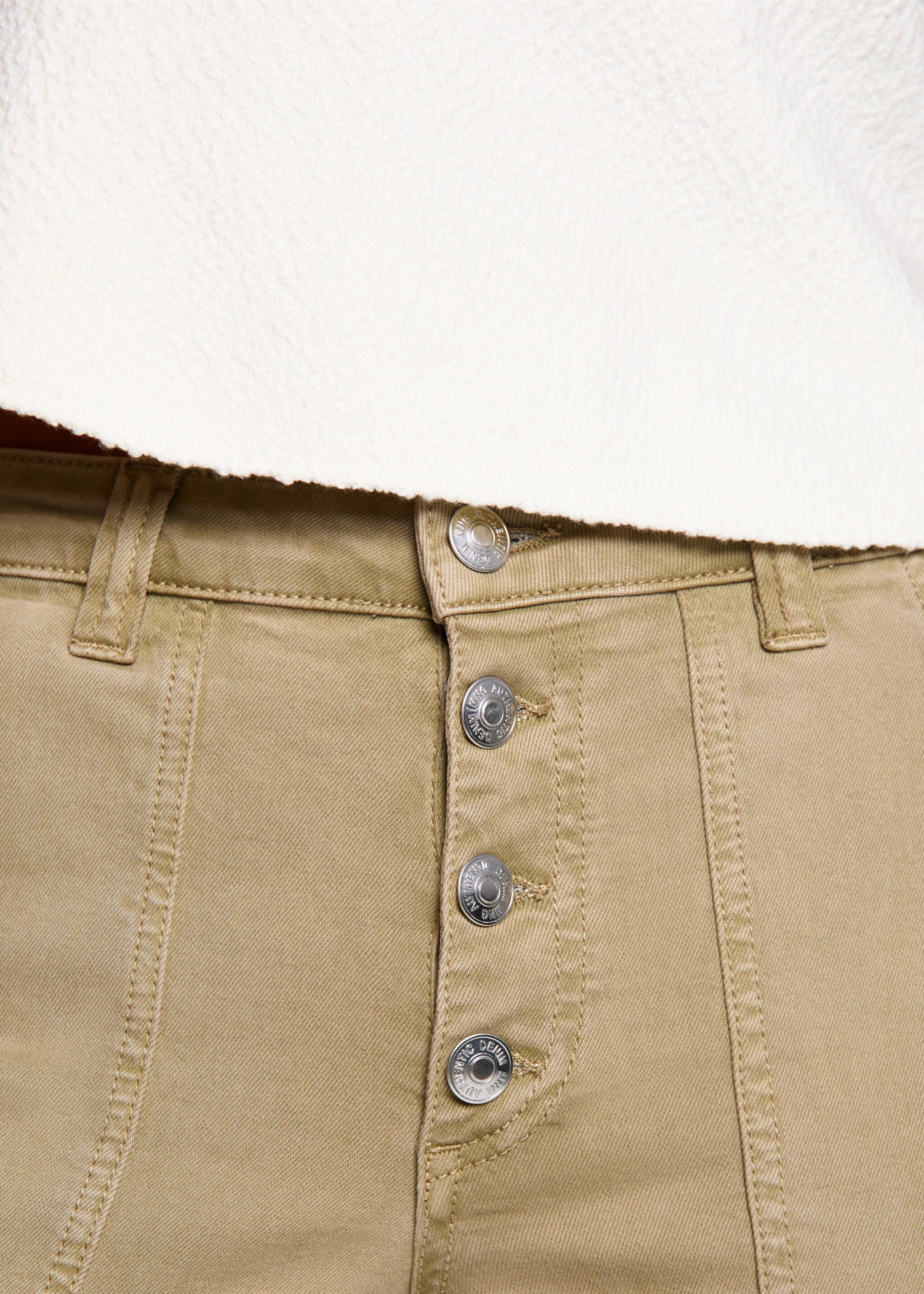Buttons straight jeans - Details of the article 2, Khaki. Ref: 67072917-00.