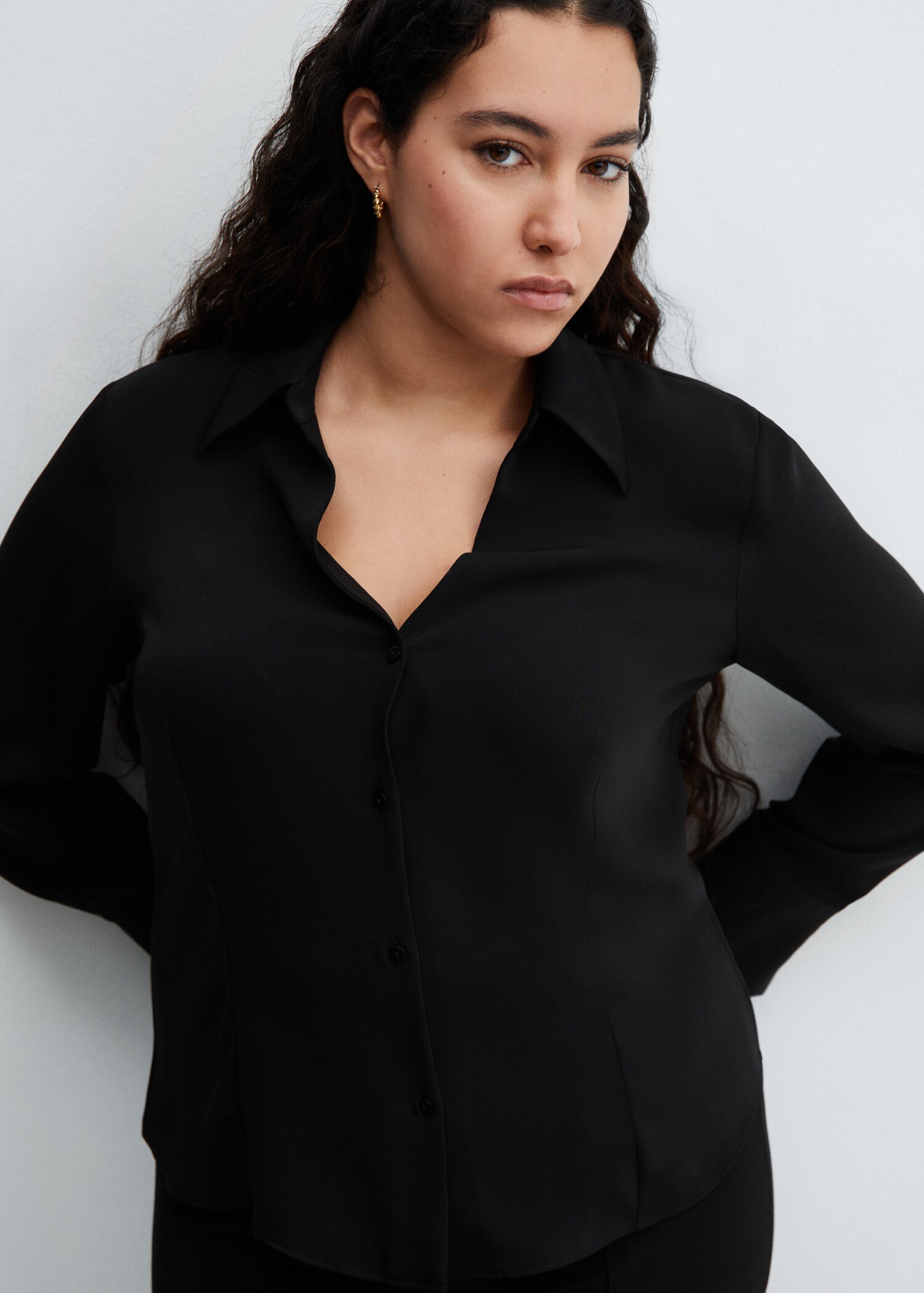 Flowy shirt with seam detail - Details of the article 4
