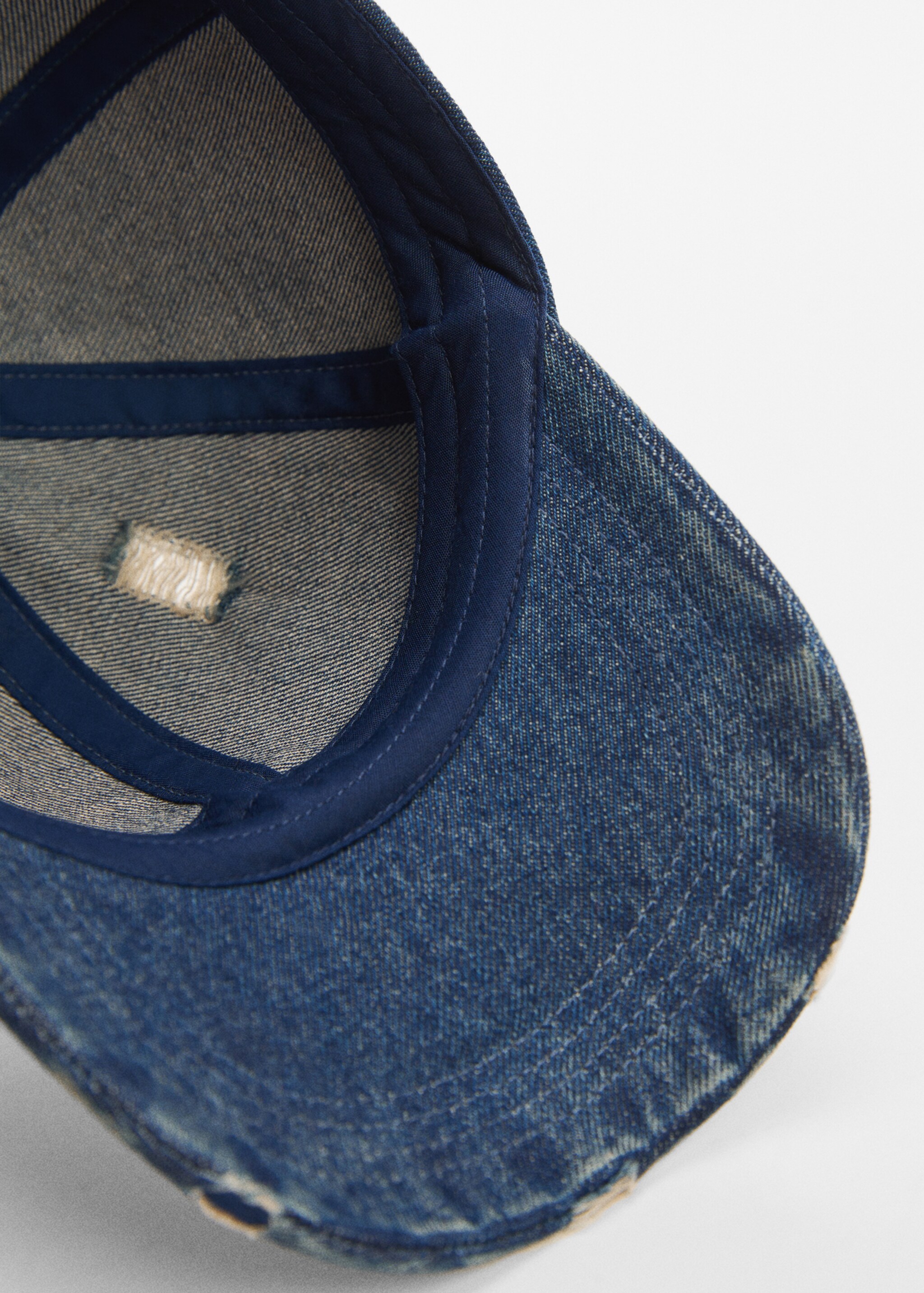 Ripped denim cap - Details of the article 2, Medium Blue. Ref: 67074026-00.
