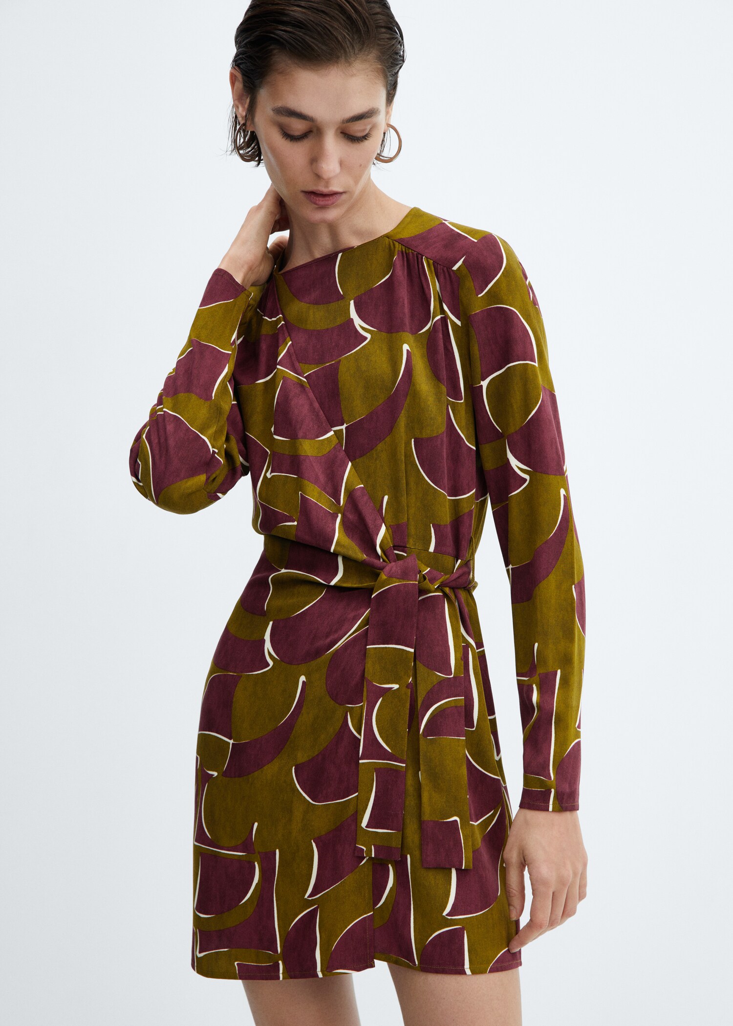 Wickelkleid mit Knotendetail - Mittlere Ansicht
