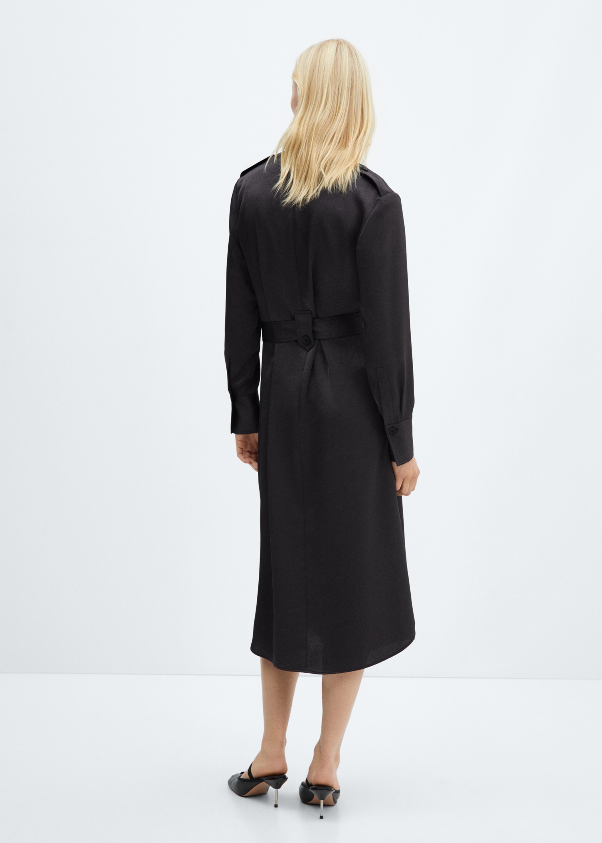Satiniertes Hemdkleid - Rückseite des Artikels
