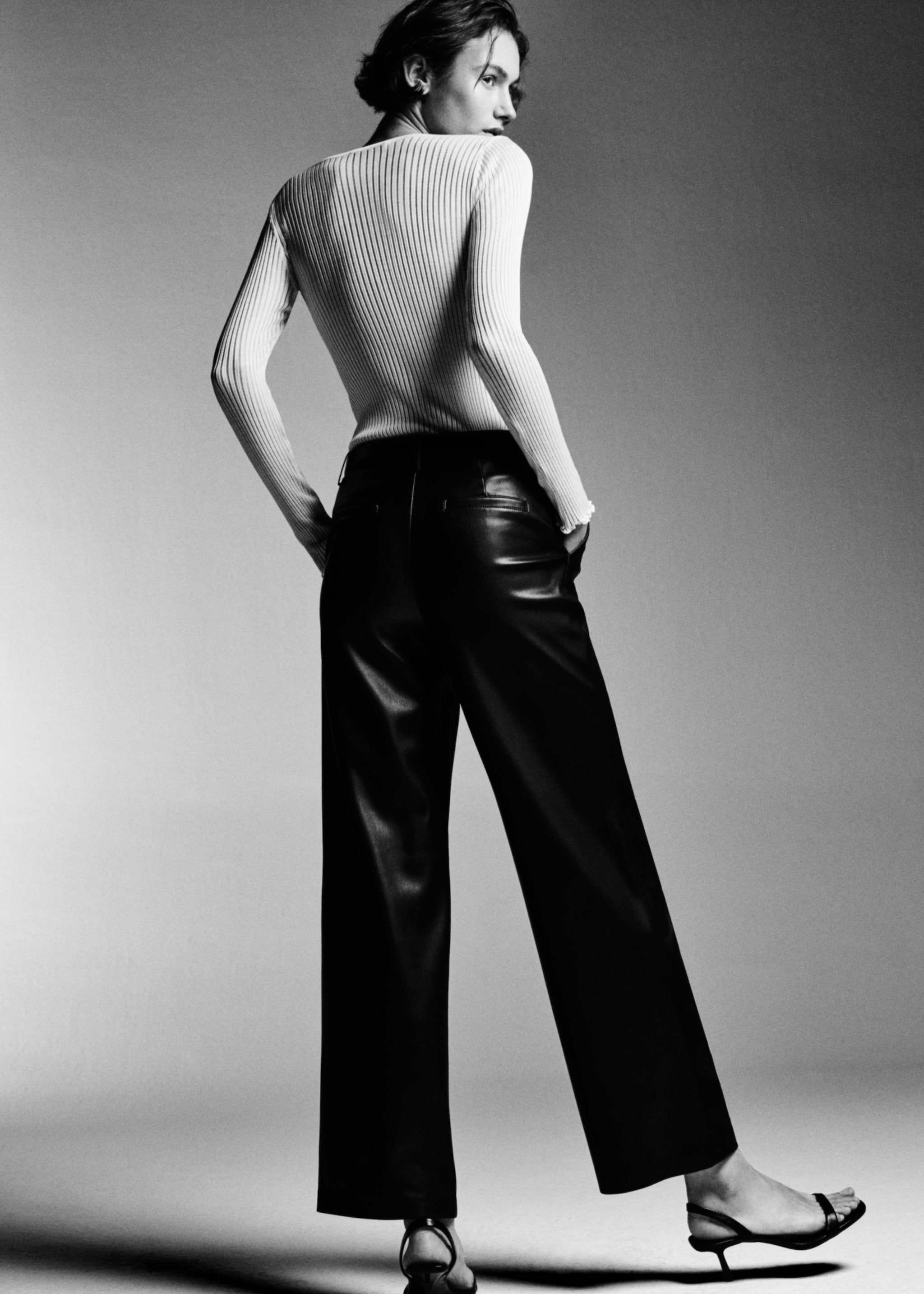 High-waist broek met leereffect - Detail van het artikel 6