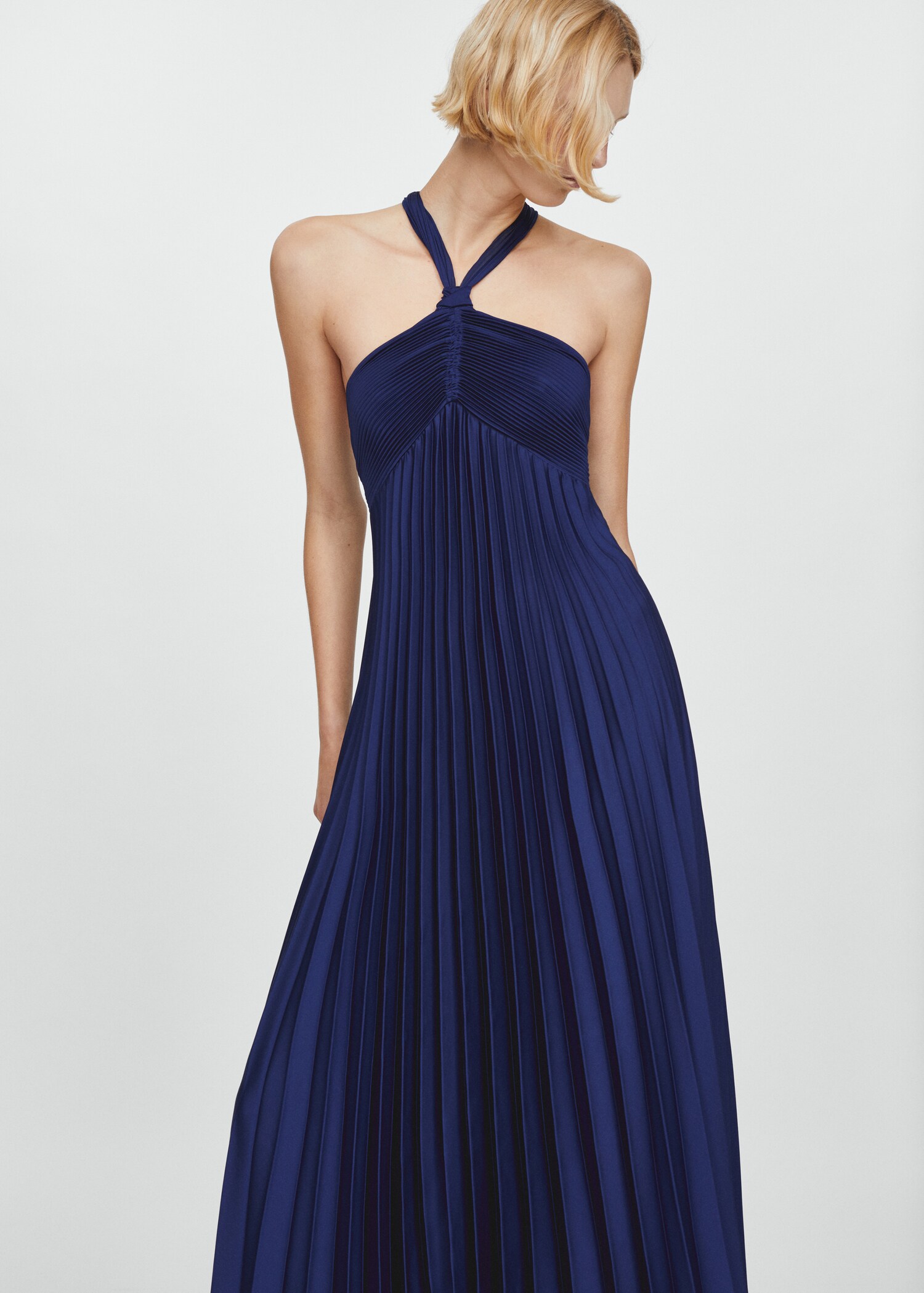 Robe plissée emmanchures américaines - Plan moyen