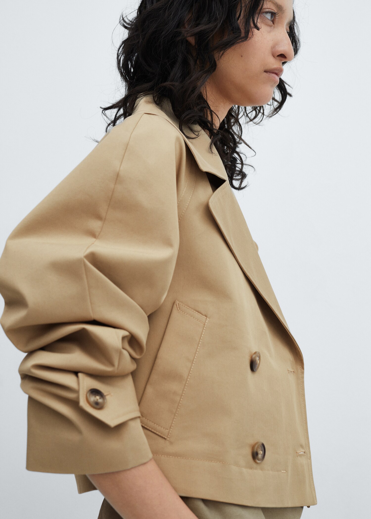 Cropped trench coat with lapels - Details of the article 2