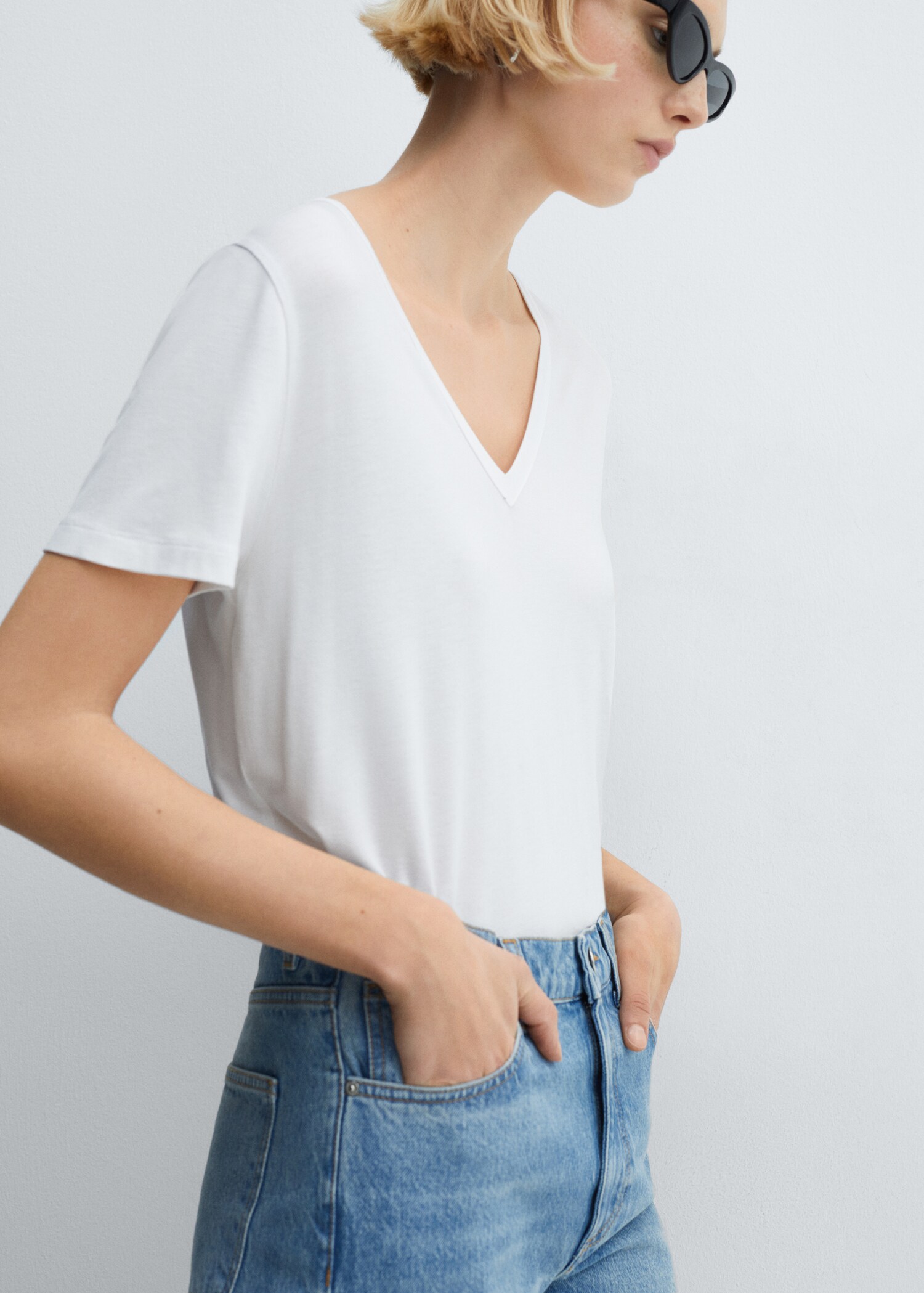 V-neck T-shirt - Medium plane