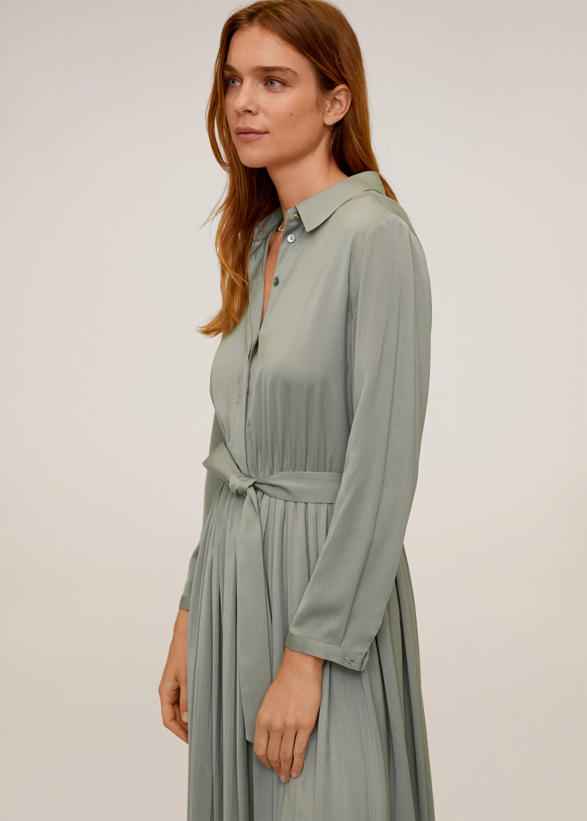 Vestido camisero satinado - Plano medio
