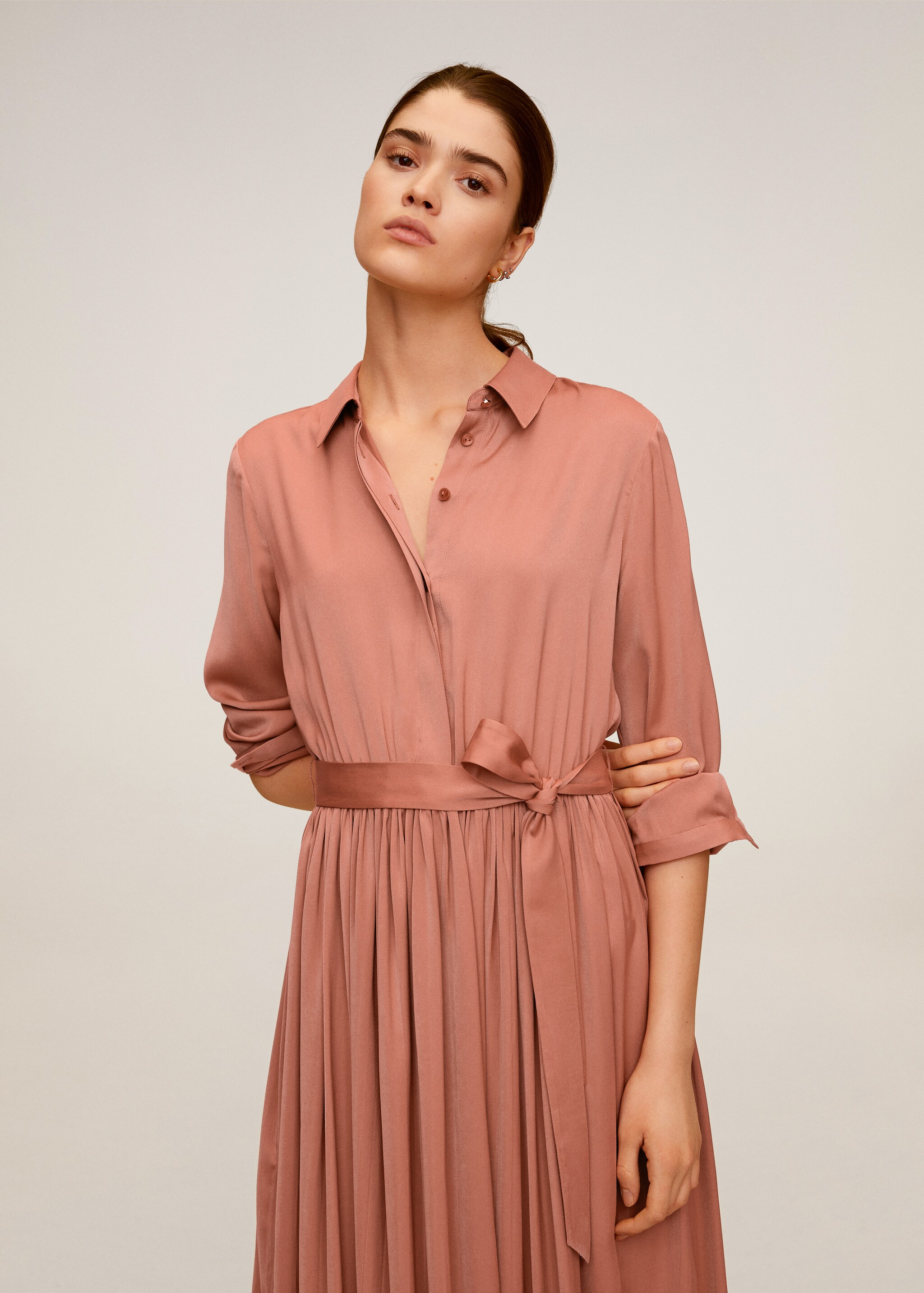 Vestido camisero satinado - Plano medio