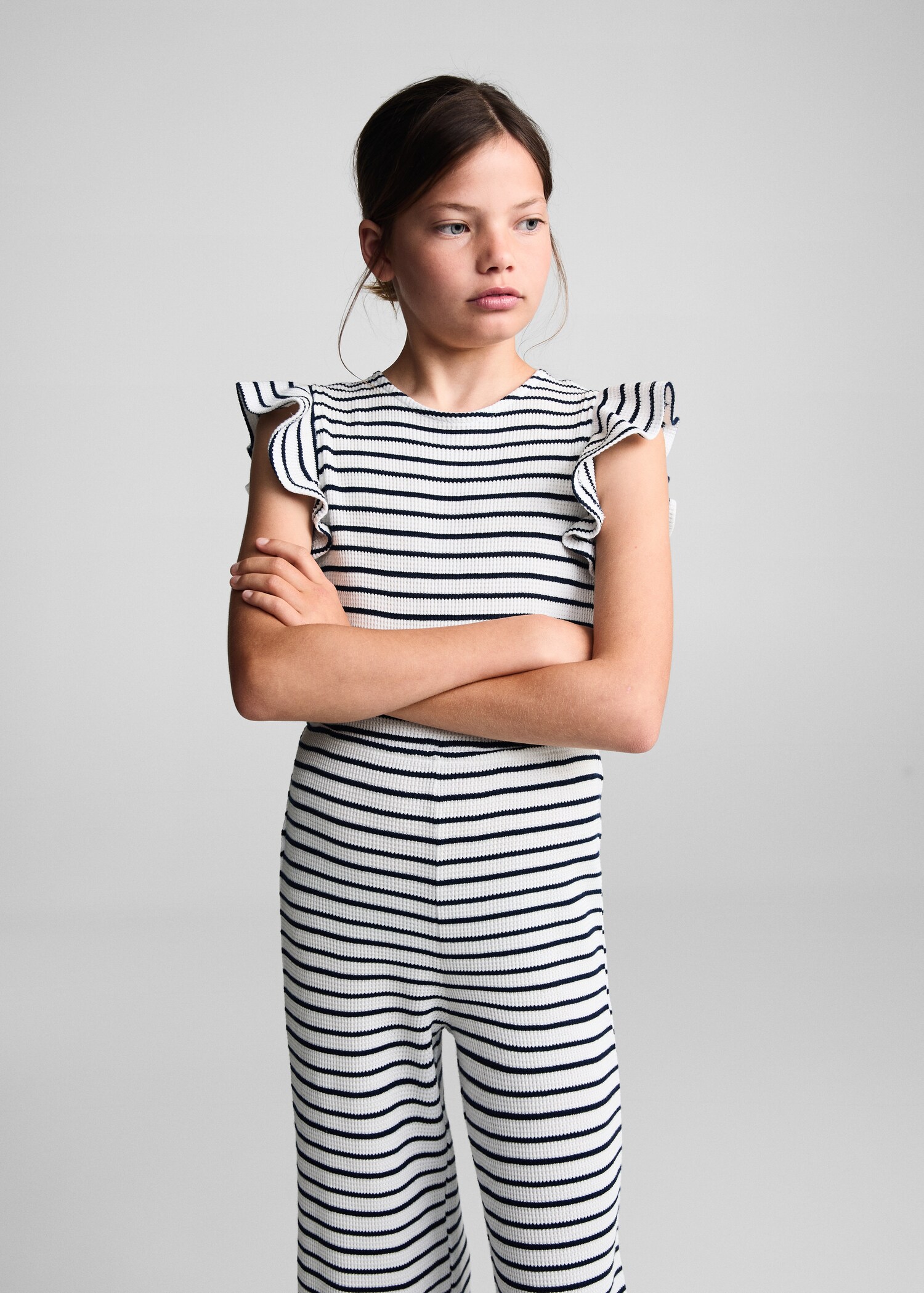 Randig jumpsuit med volang - Bild av mittparti