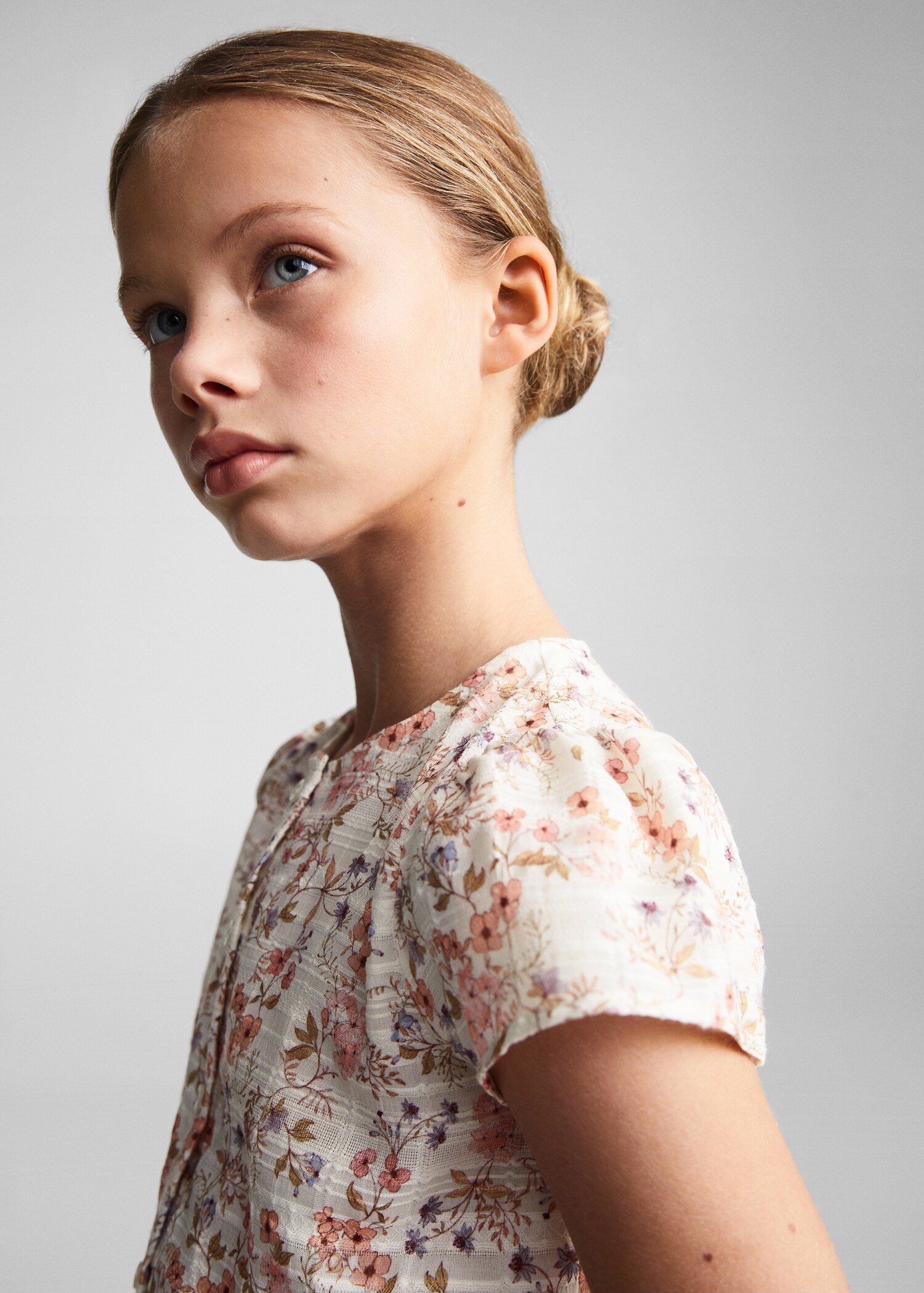 Buttoned floral blouse - Details of the article 1
