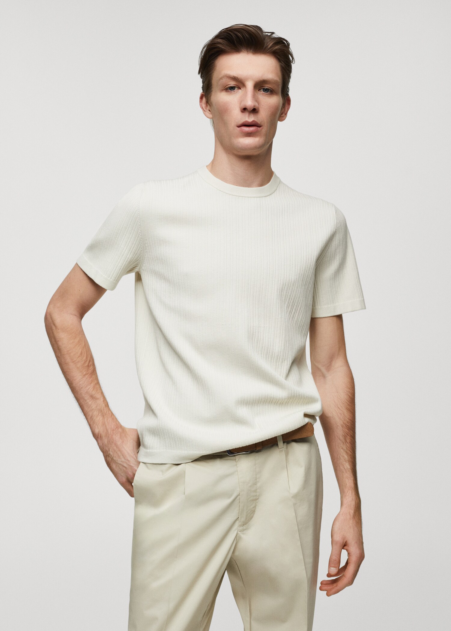 Ribbstickad t-shirt - Bild av mittparti