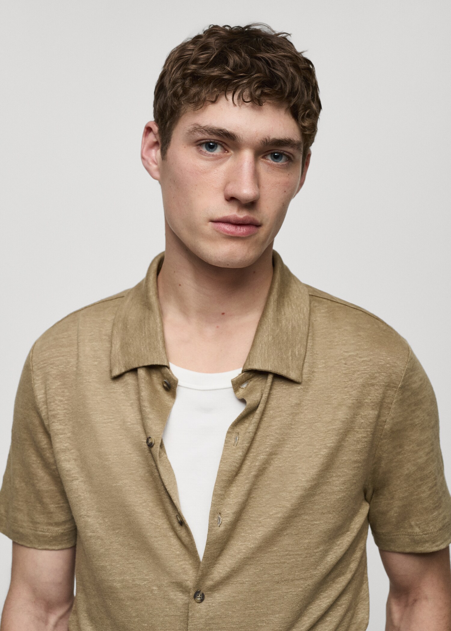100% linen buttoned polo shirt - Details of the article 1