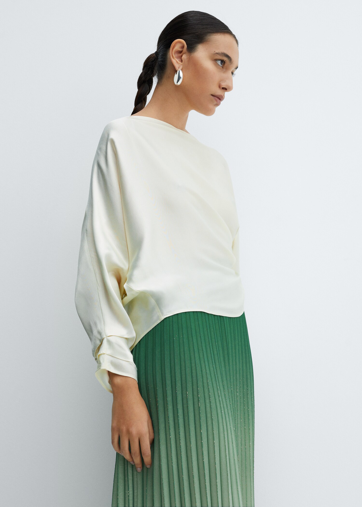 Blouse satinée style cape - Plan moyen