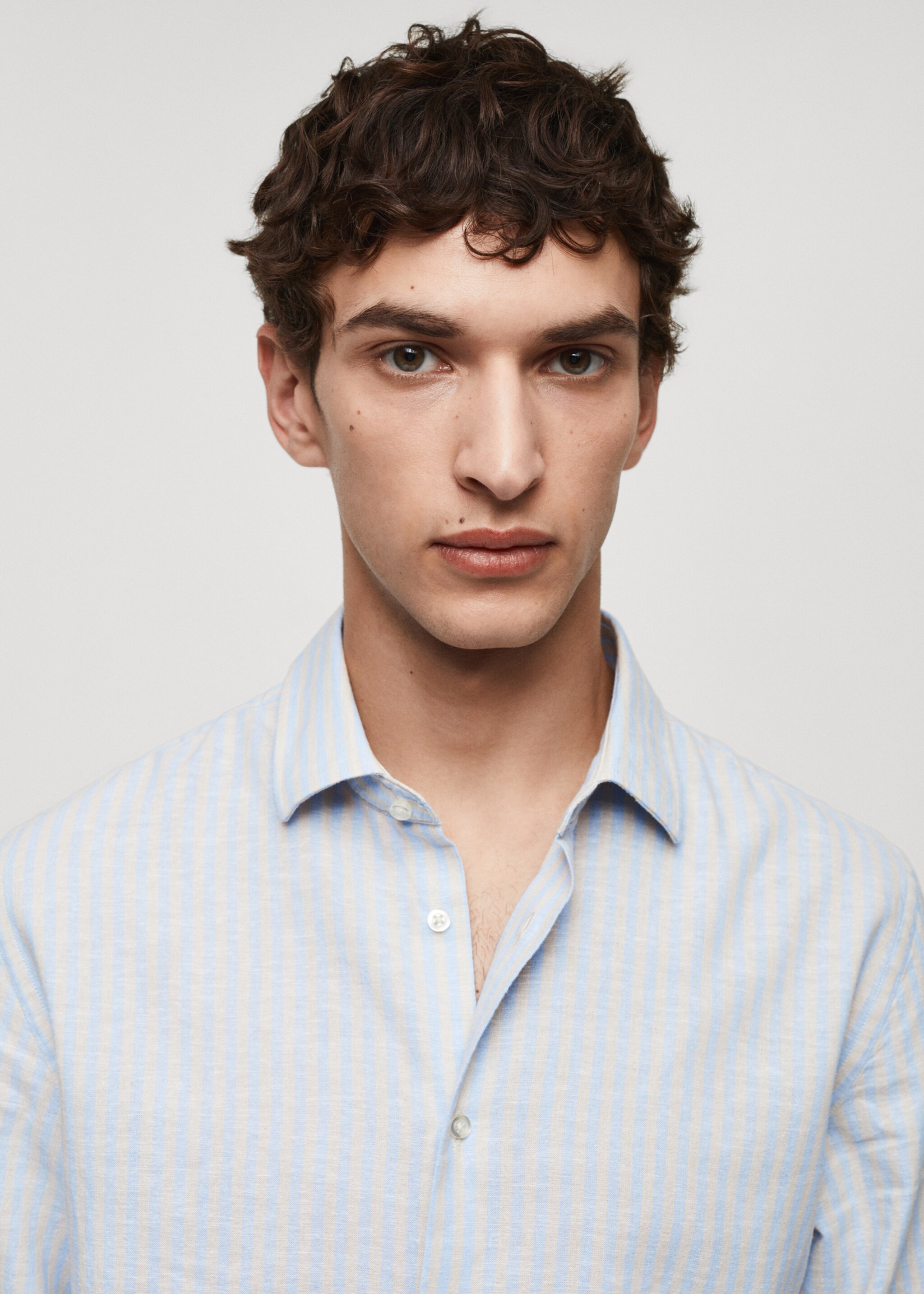 Camisa regular fit lino rayas - Detalle del artículo 1, Beige. Ref: 67076726-00.