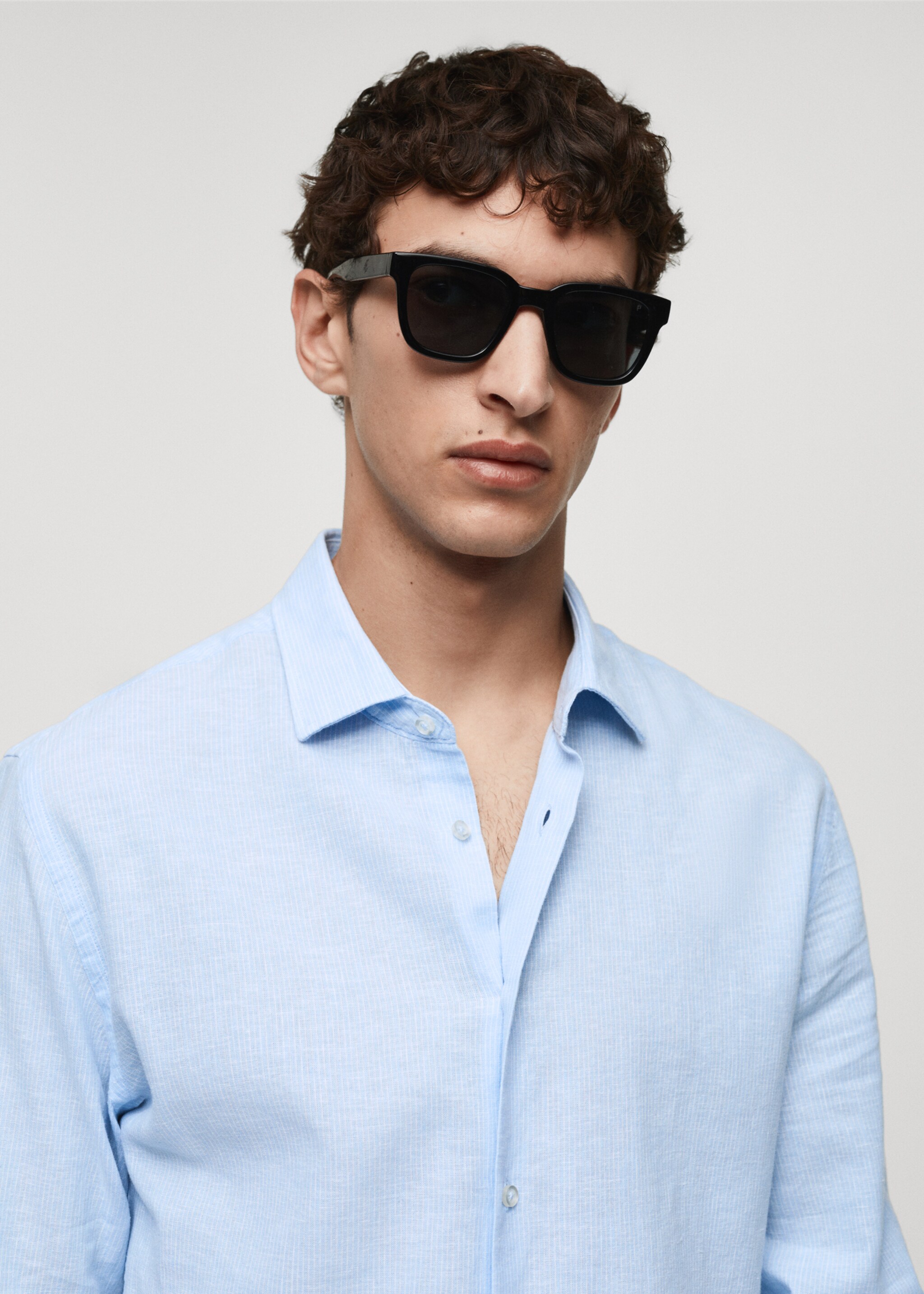 Gestreiftes Regular Fit-Leinenhemd - Detail des Artikels 1, Himmelblau. Ref: 67076726-00.