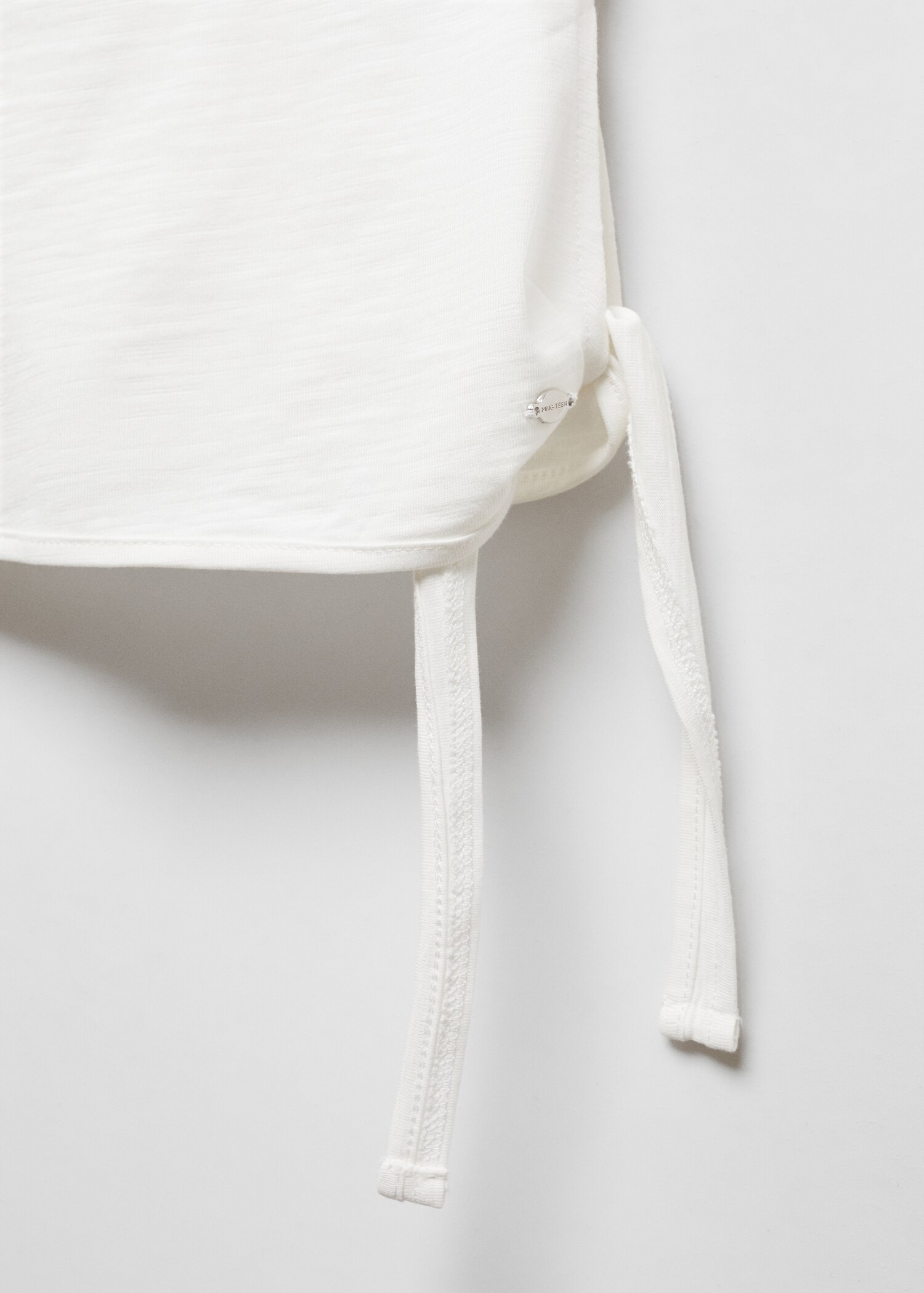 Asymmetrical t-shirt with bow - Details of the article 8
