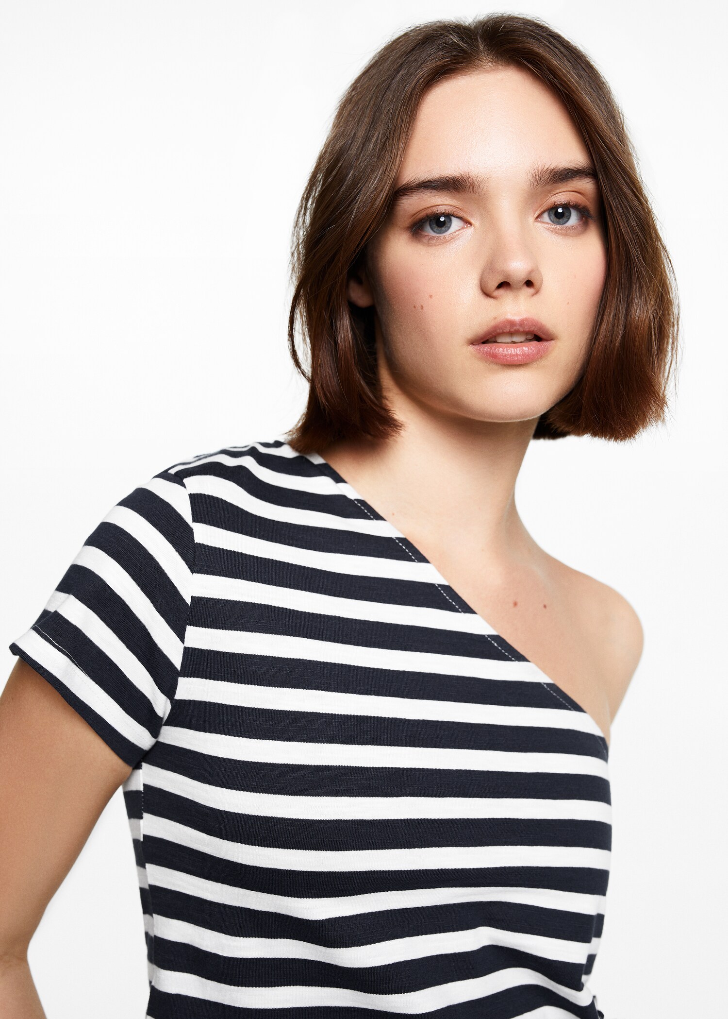 Asymmetrical t-shirt with bow - Details of the article 1