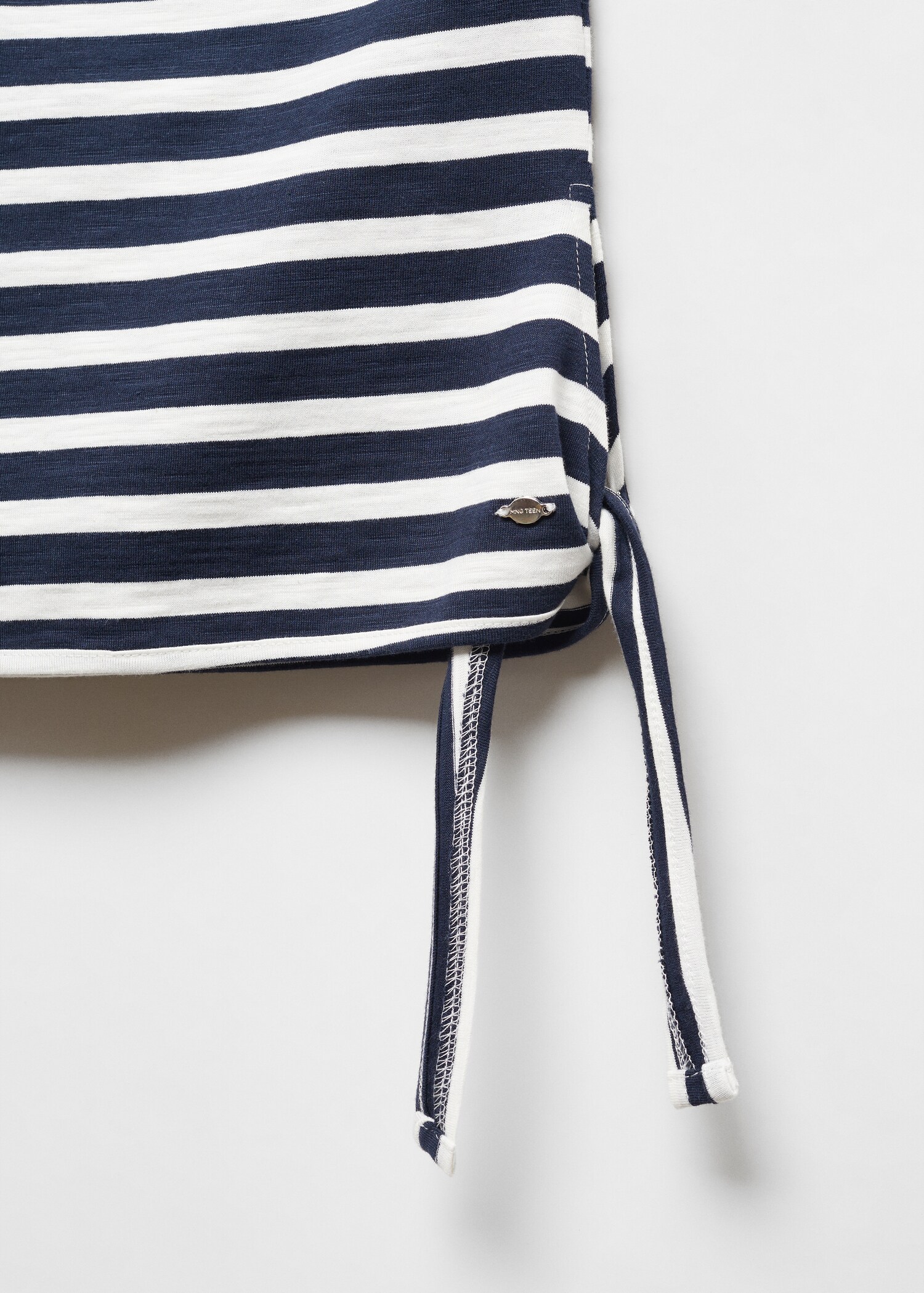 Asymmetrical t-shirt with bow - Details of the article 8