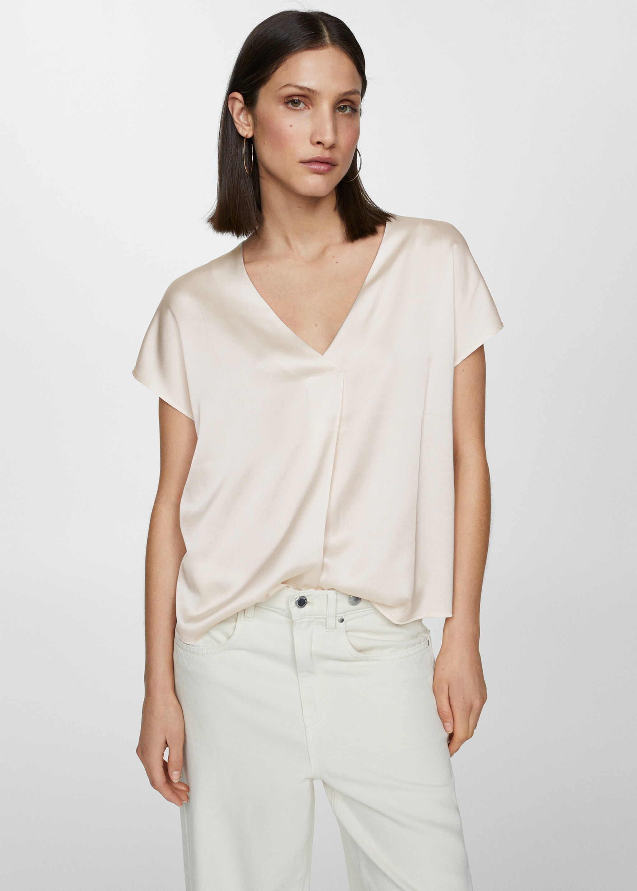 T-shirt acetinada com gola em V - Plano médio
